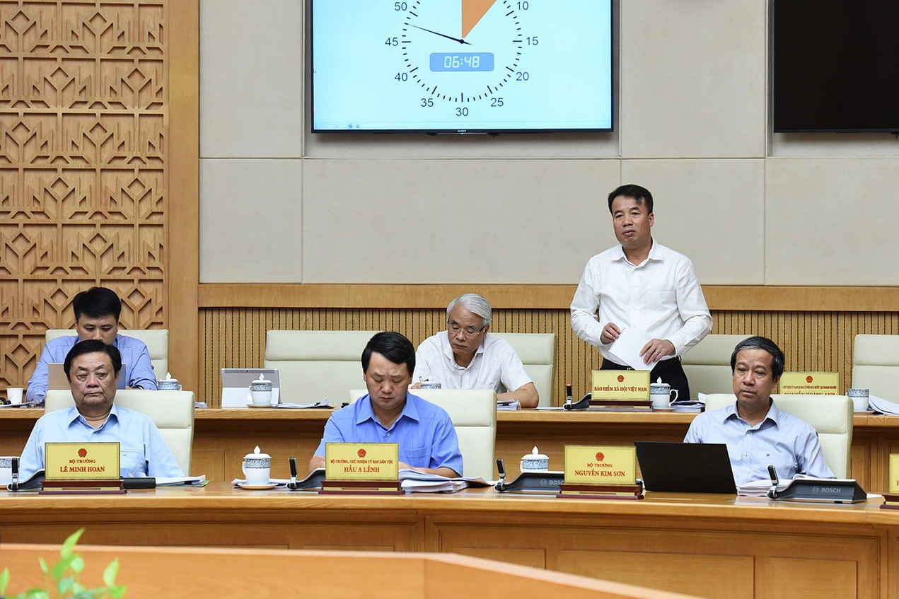 Tổng Giám đốc Bảo hiểm xã hội Việt Nam Nguyễn Thế Mạnh phát biểu ý kiến tại phiên họp.