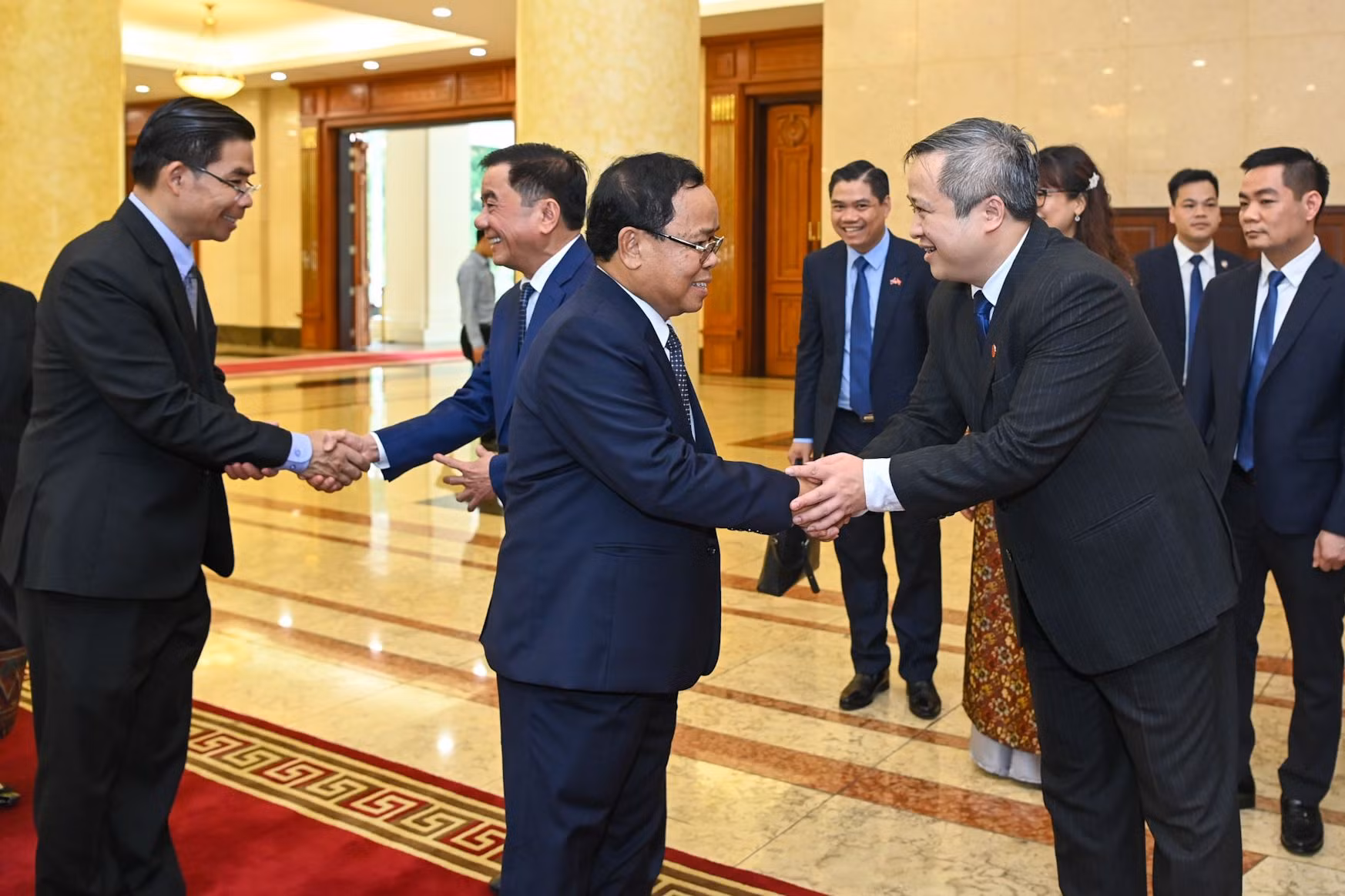 Đồng chí Trần Cẩm Tú và đồng chí Khamphan Phommathat với đại biểu hai nước dự buổi hội đàm.