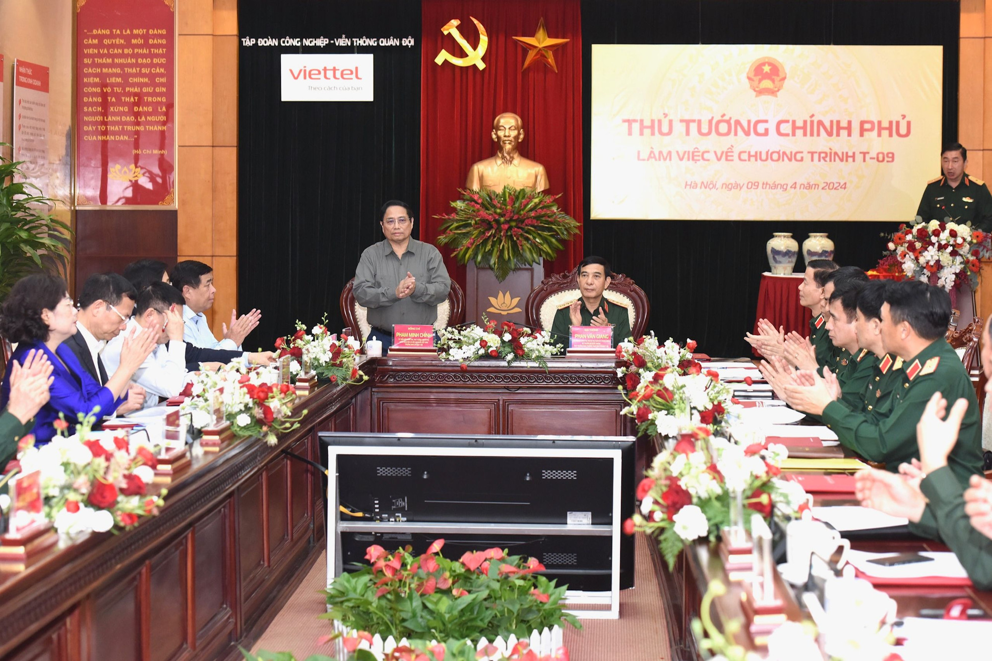 Quang cảnh buổi làm việc. Quang cảnh buổi làm việc.