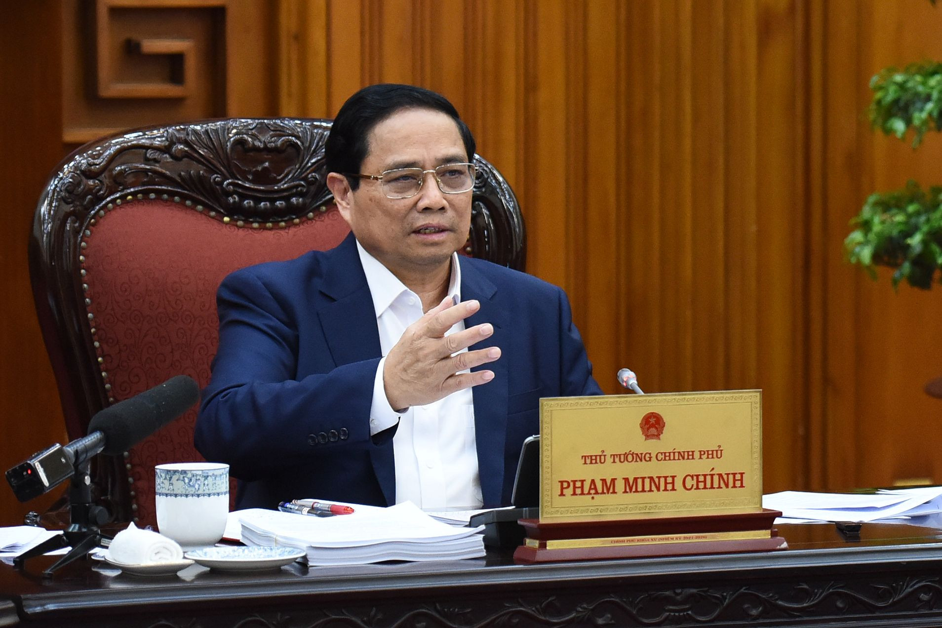 Phát biểu tại phiên họp, Thủ tướng Phạm Minh Chính nêu rõ quan điểm chỉ đạo là việc rà soát, xử lý các vướng mắc trong hệ thống các văn bản quy phạm pháp luật phải xuất phát từ thực tiễn, tôn trọng thực tiễn, bám sát thực tiễn, lấy thực tiễn làm thước đo.