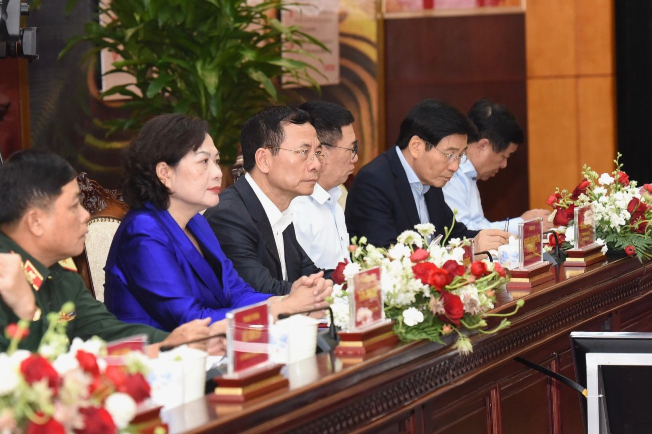 Đại diện lãnh đạo các bộ, ban ngành tham dự buổi làm việc. Đại diện lãnh đạo các bộ, ban ngành tham dự buổi làm việc.