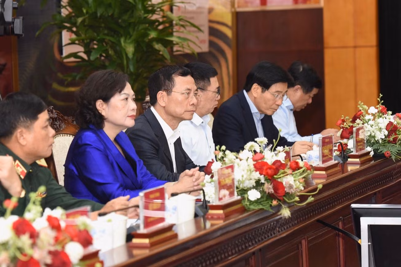 Đại diện lãnh đạo các bộ, ban ngành tham dự buổi làm việc.