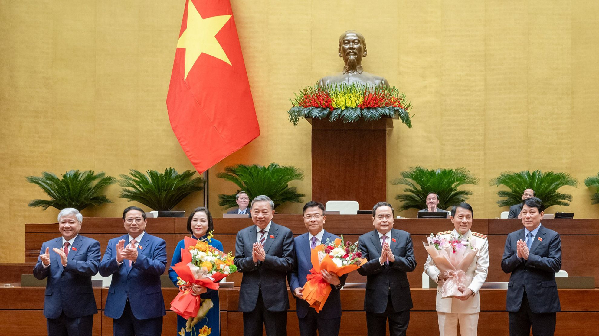 Chủ tịch nước Tô Lâm, Thủ tướng Phạm Minh Chính, Chủ tịch Quốc hội Trần Thanh Mẫn, Thường trực Ban Bí thư Lương Cường và Chủ tịch Ủy ban Trung ương Mặt trận Tổ quốc Việt Nam Đỗ Văn Chiến tặng hoa chúc mừng Phó Thủ tướng Lê Thành Long, Phó Chủ tịch Quốc hội Nguyễn Thị Thanh và Bộ trưởng Công an Lương Tam Quang.