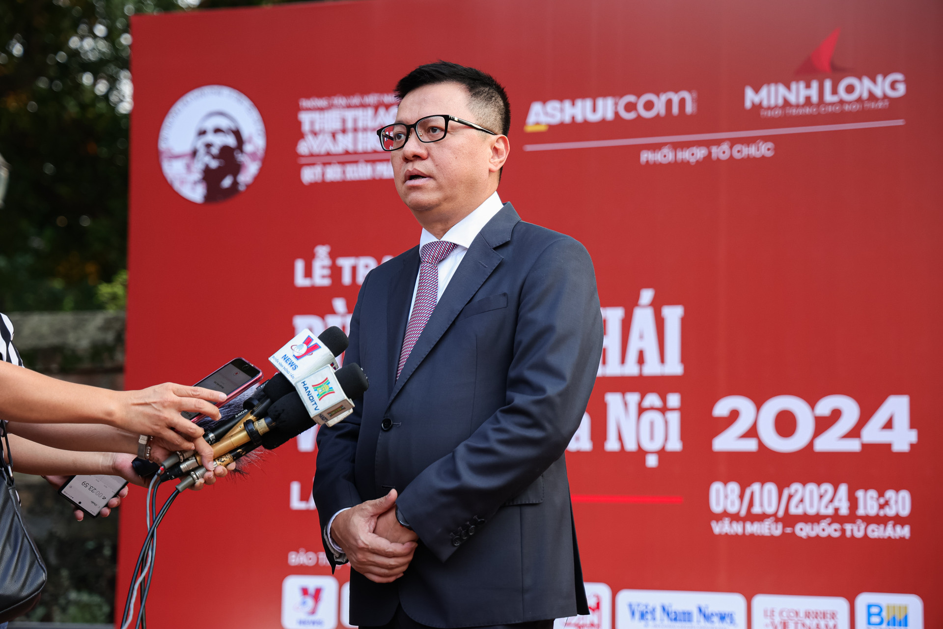 Ông Lê Quốc Minh, Ủy viên Trung ương Đảng, Tổng Biên tập Báo Nhân Dân, Phó Trưởng Ban Tuyên giáo Trung ương, Chủ tịch Hội Nhà báo Việt Nam trả lời phỏng vấn tại lễ trao giải.