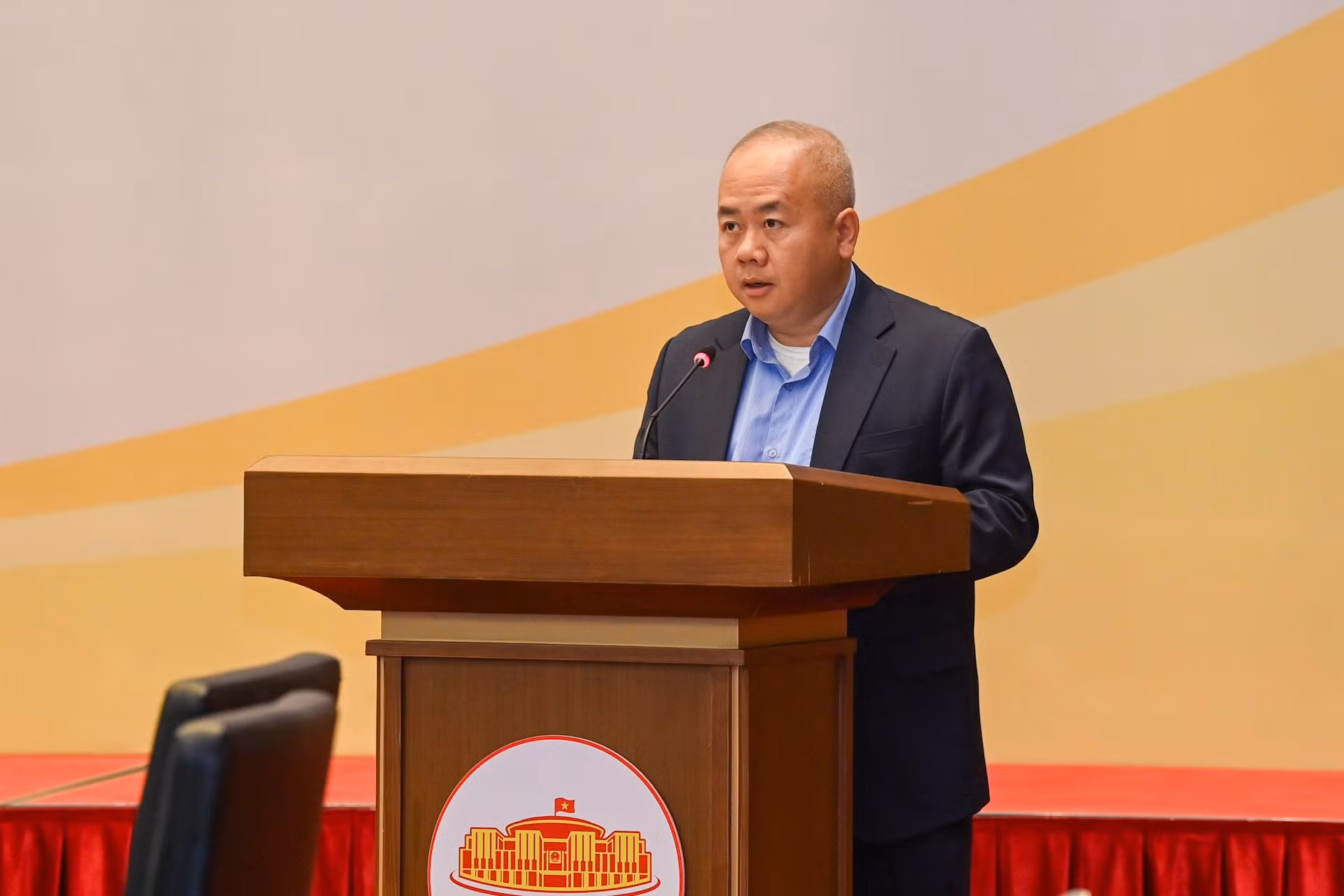 Thứ trưởng Kế hoạch và Đầu tư Đỗ Thành Trung trình bày báo cáo tại hội nghị.