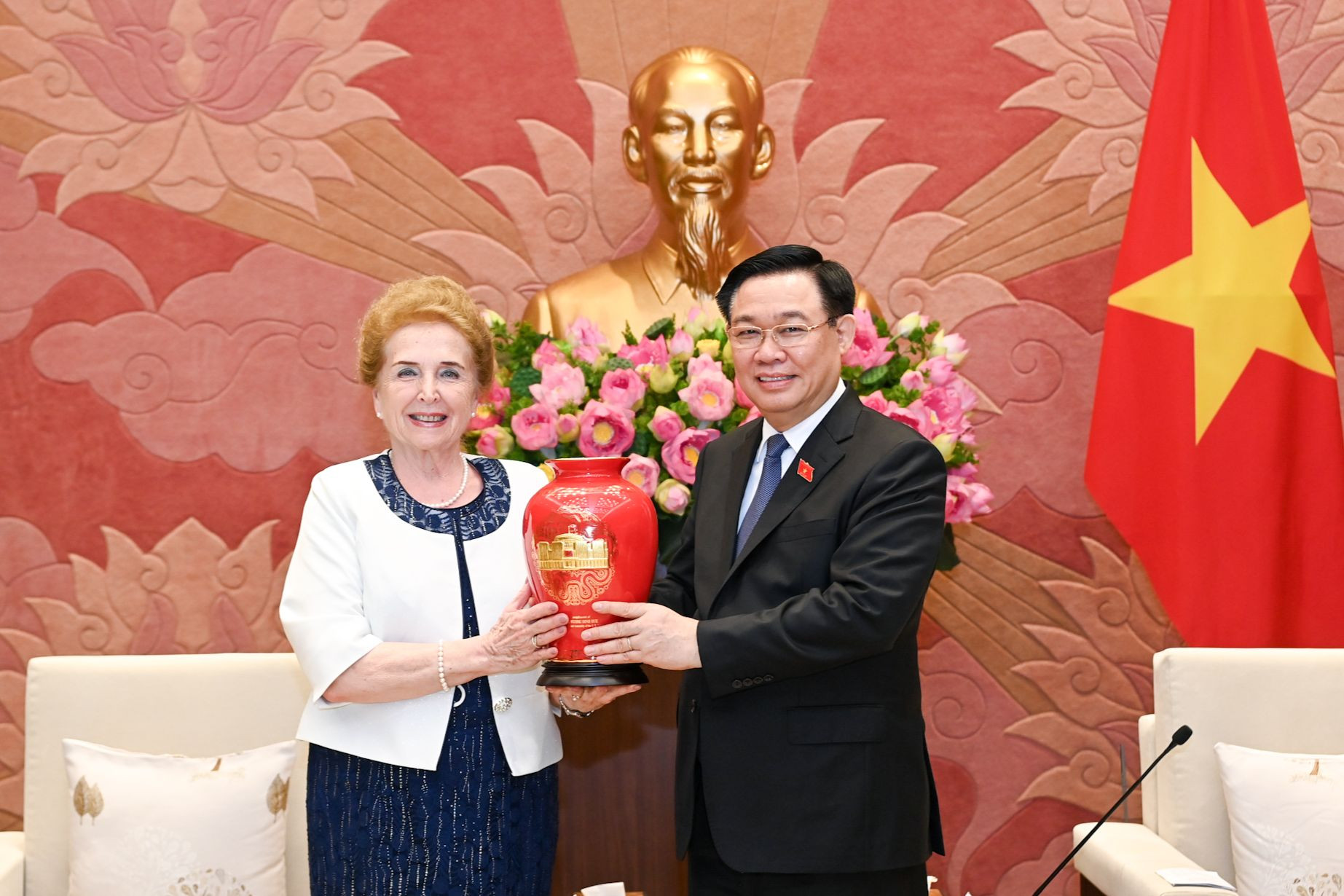 Chủ tịch Quốc hội Vương Đình Huệ tặng quà lưu niệm cho Phó Chủ tịch thứ nhất Quốc hội Hungary. Chủ tịch Quốc hội Vương Đình Huệ tặng quà lưu niệm cho Phó Chủ tịch thứ nhất Quốc hội Hungary.