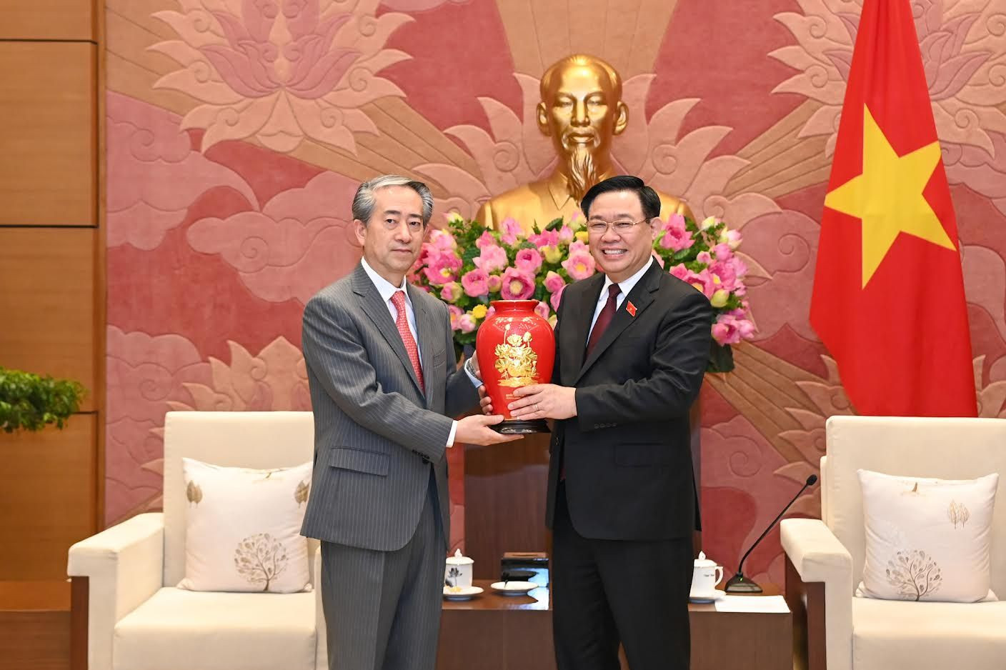 Chủ tịch Quốc hội Vương Đình Huệ tặng quà lưu niệm cho Đại sứ Trung Quốc Hùng Ba.