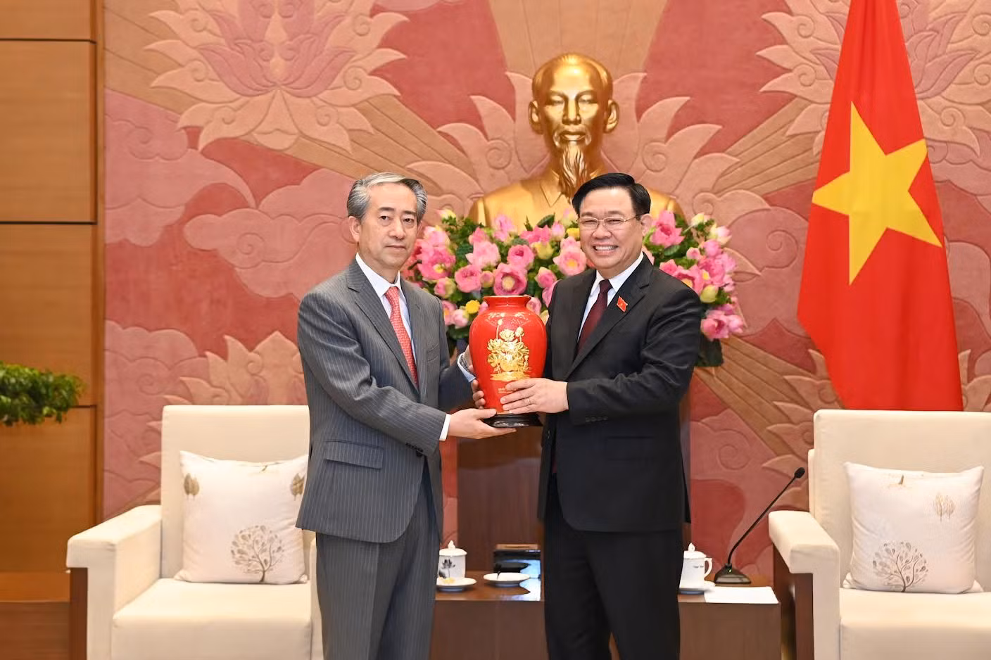 Chủ tịch Quốc hội Vương Đình Huệ tặng quà lưu niệm cho Đại sứ Trung Quốc Hùng Ba.