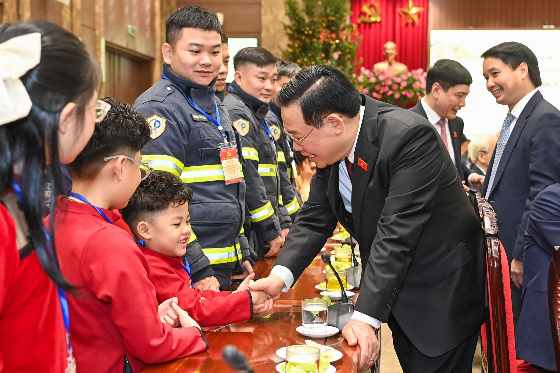 Chủ tịch Quốc hội Vương Đình Huệ trò chuyện với các cháu thiếu nhi Thủ đô. Chủ tịch Quốc hội Vương Đình Huệ trò chuyện với các cháu thiếu nhi Thủ đô.