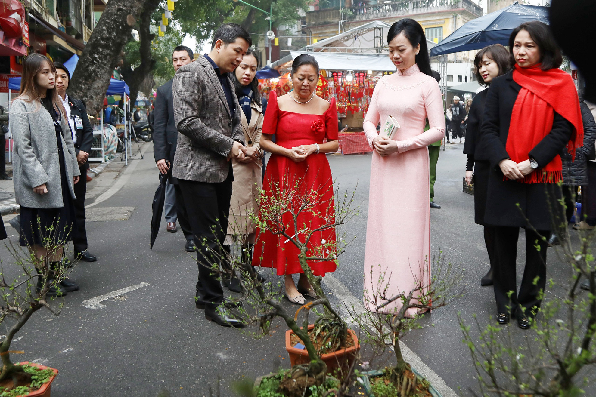 Phu nhân Chủ tịch nước Phan Thị Thanh Tâm và Phu nhân Tổng thống Philippines Louise Araneta Marcos tham quan chợ hoa Tết Hàng Lược.