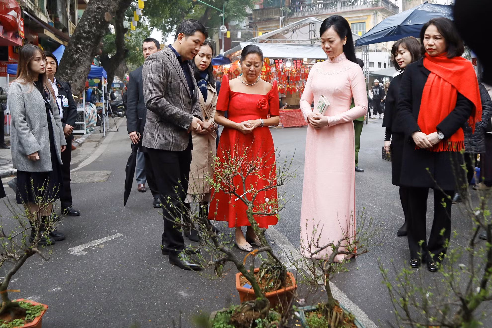 Phu nhân Chủ tịch nước Phan Thị Thanh Tâm và Phu nhân Tổng thống Philippines Louise Araneta Marcos tham quan chợ hoa Tết Hàng Lược.