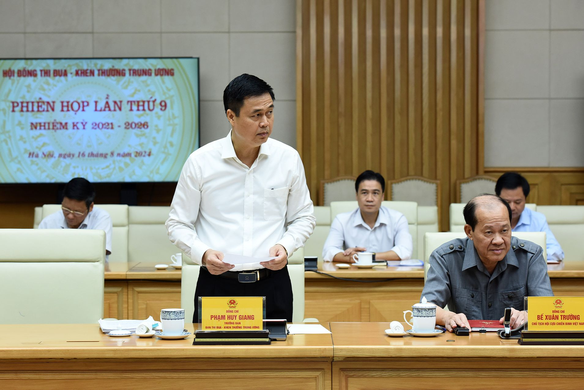 Trưởng Ban Thi đua khen thưởng Trung ương Phạm Huy Giang phát biểu tại Phiên họp.