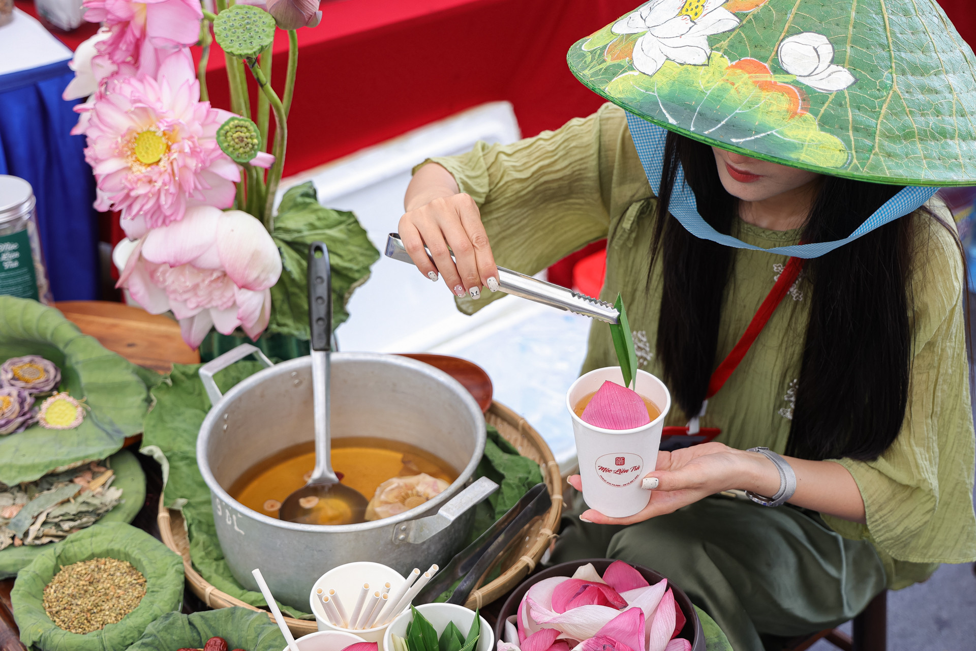 Lễ hội Sen Hà Nội và giới thiệu sản phẩm OCOP gắn với văn hóa các tỉnh miền núi phía Bắc năm 2024 sẽ diễn ra từ ngày 12 đến hết ngày 16/7. Sự kiện với rất nhiều hoạt động hấp dẫn, hứa hẹn sẽ đem đến những trải nghiệm độc đáo cho người dân Hà Nội và du khách thập phương.