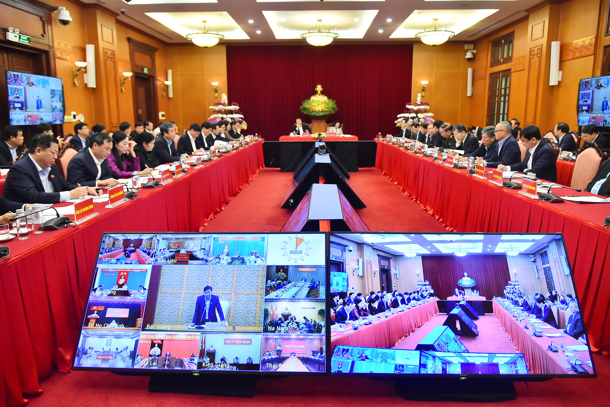 Bí thư Tỉnh ủy Bắc Giang Dương Văn Thái phát biểu ý kiến tại hội nghị từ điểm cầu tỉnh Bắc Giang.