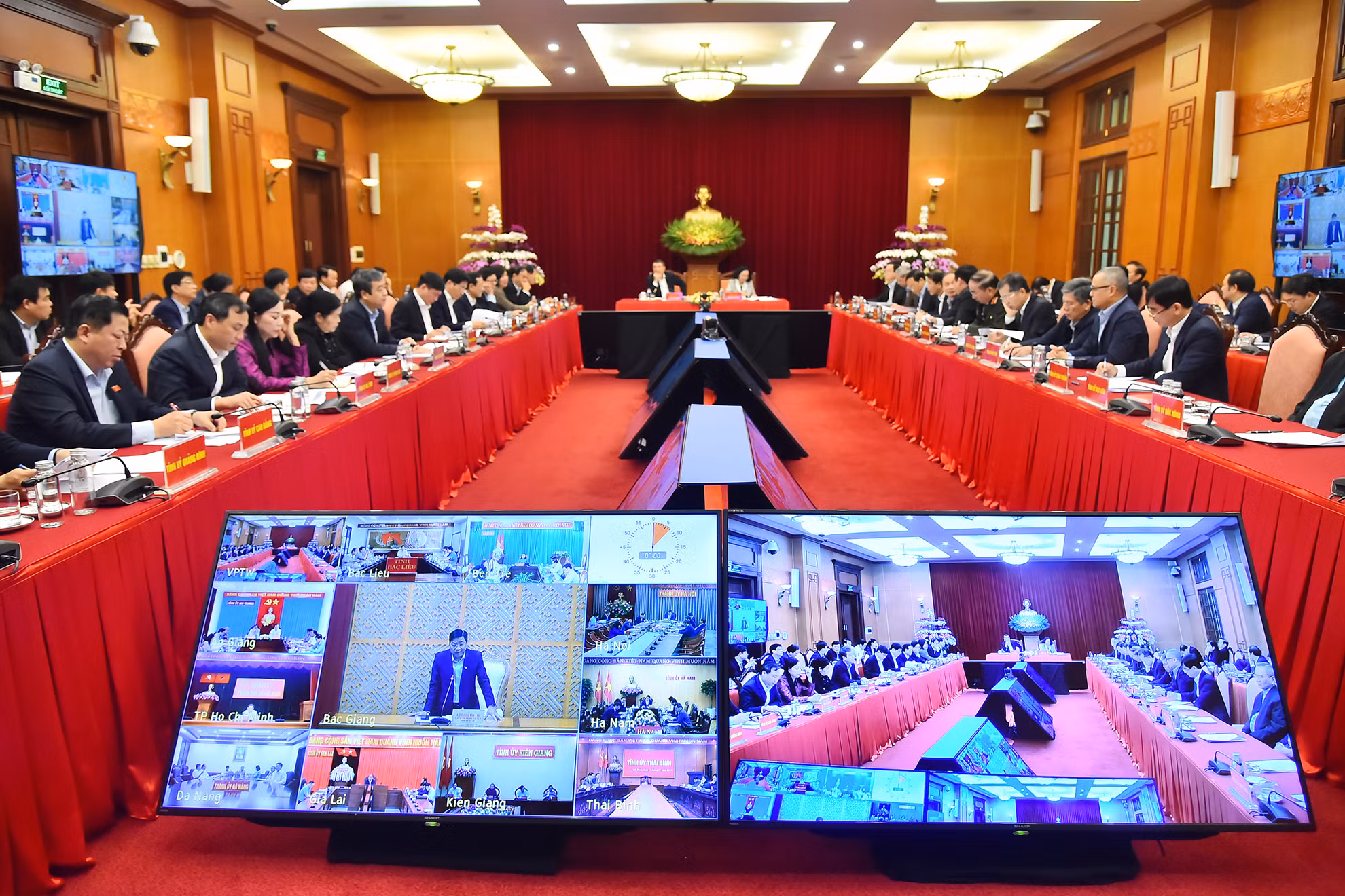 Bí thư Tỉnh ủy Bắc Giang Dương Văn Thái phát biểu ý kiến tại hội nghị từ điểm cầu tỉnh Bắc Giang.