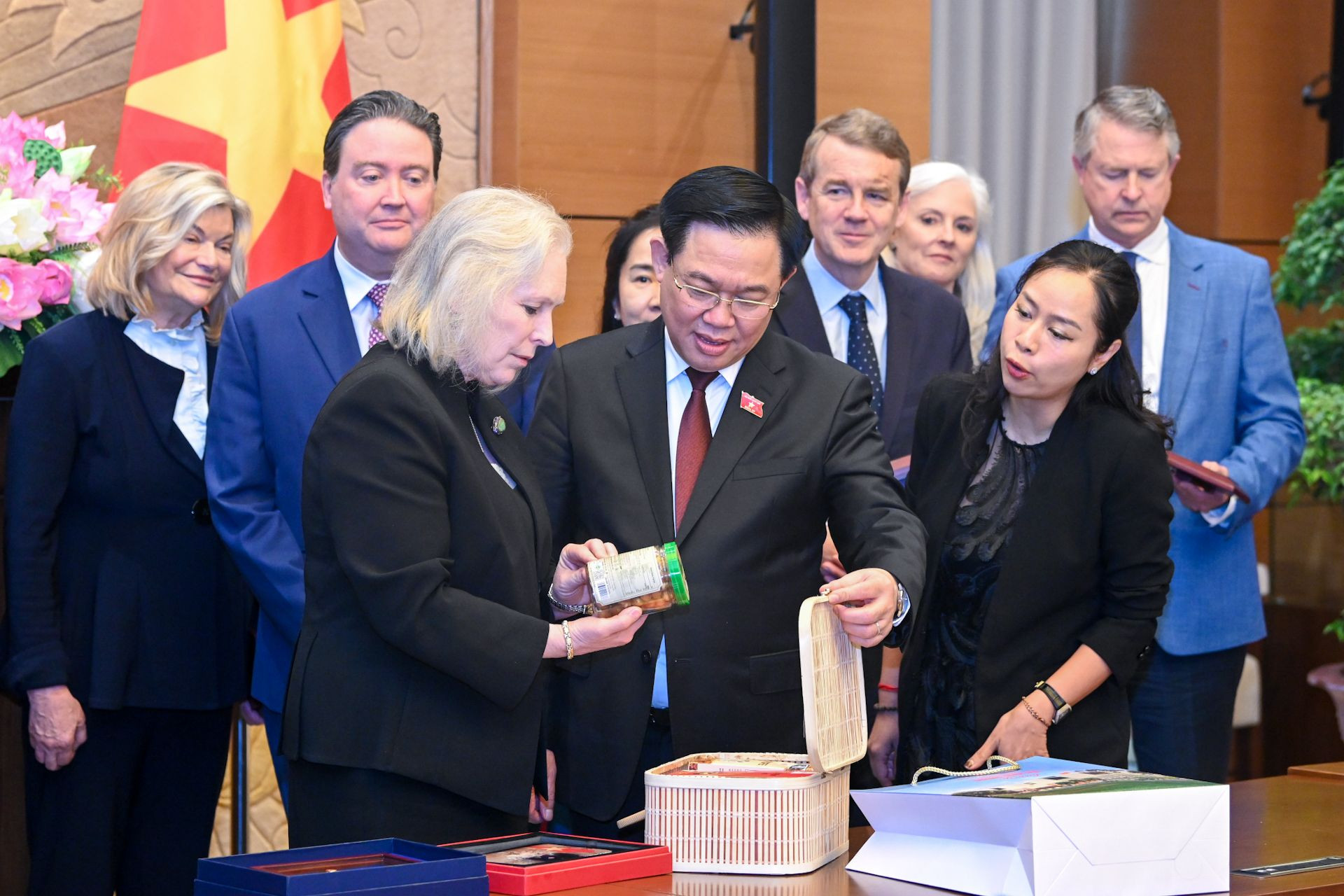 Chủ tịch Quốc hội Vương Đình Huệ tặng quà cho Thượng Nghị sĩ Kirsten Gillibrand và các Nghị sĩ Hoa Kỳ.