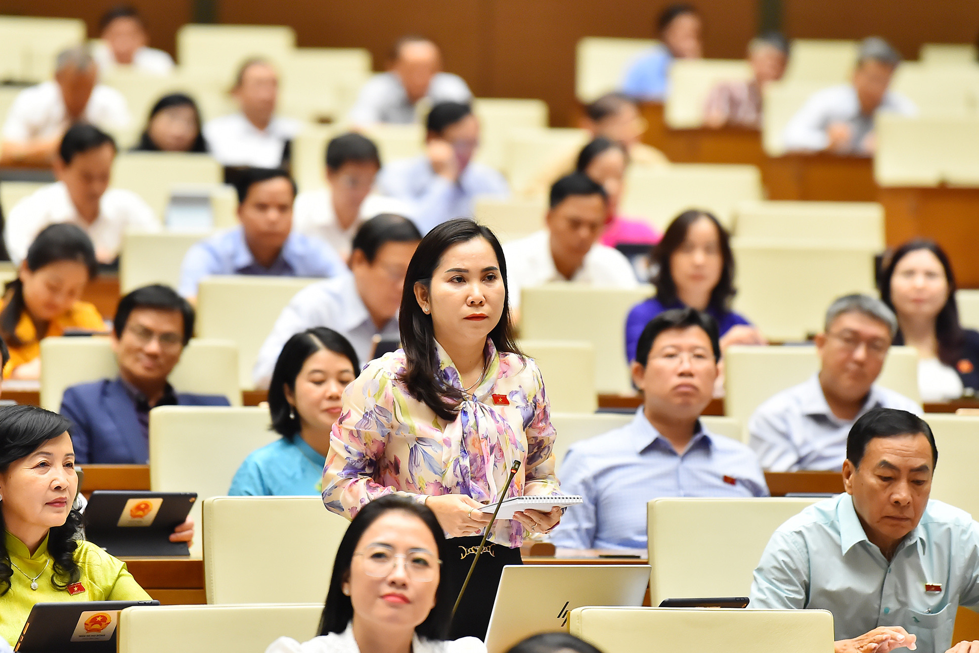 Đại biểu Quốc hội tỉnh Bạc Liêu Lê Thị Ngọc Linh đặt câu hỏi chất vấn Bộ trưởng Tài nguyên và Môi trường Đặng Quốc Khánh.