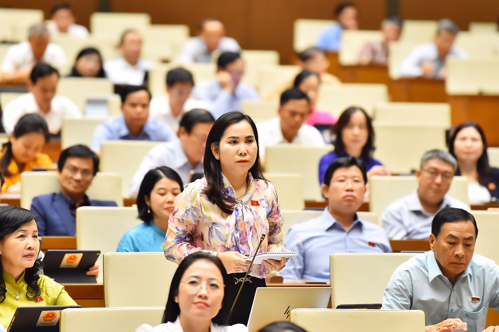 Đại biểu Quốc hội tỉnh Bạc Liêu Lê Thị Ngọc Linh đặt câu hỏi chất vấn Bộ trưởng Tài nguyên và Môi trường Đặng Quốc Khánh.