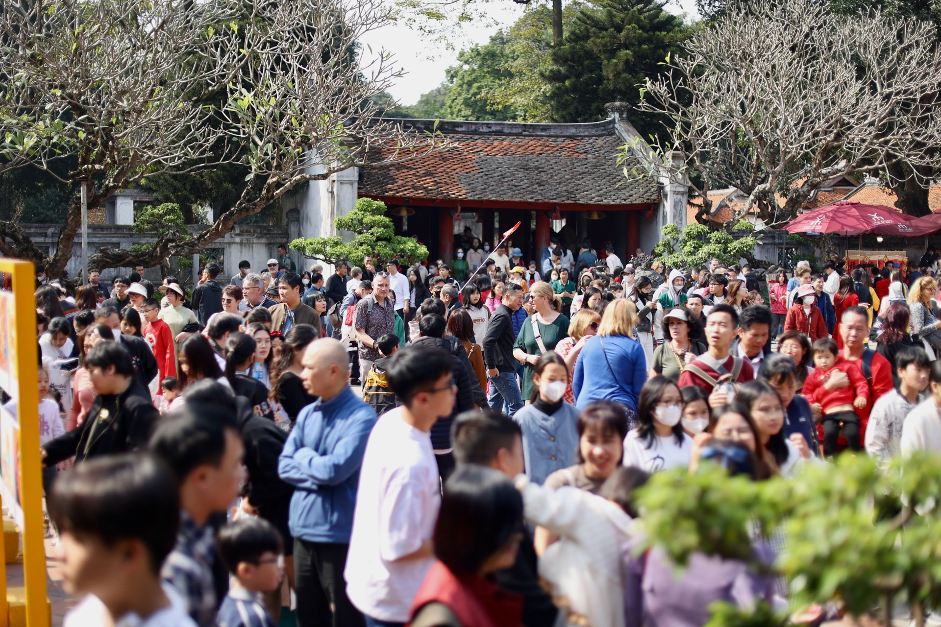 Càng về trưa, lượng người đổ về Văn Miếu càng trở nên đông đúc.