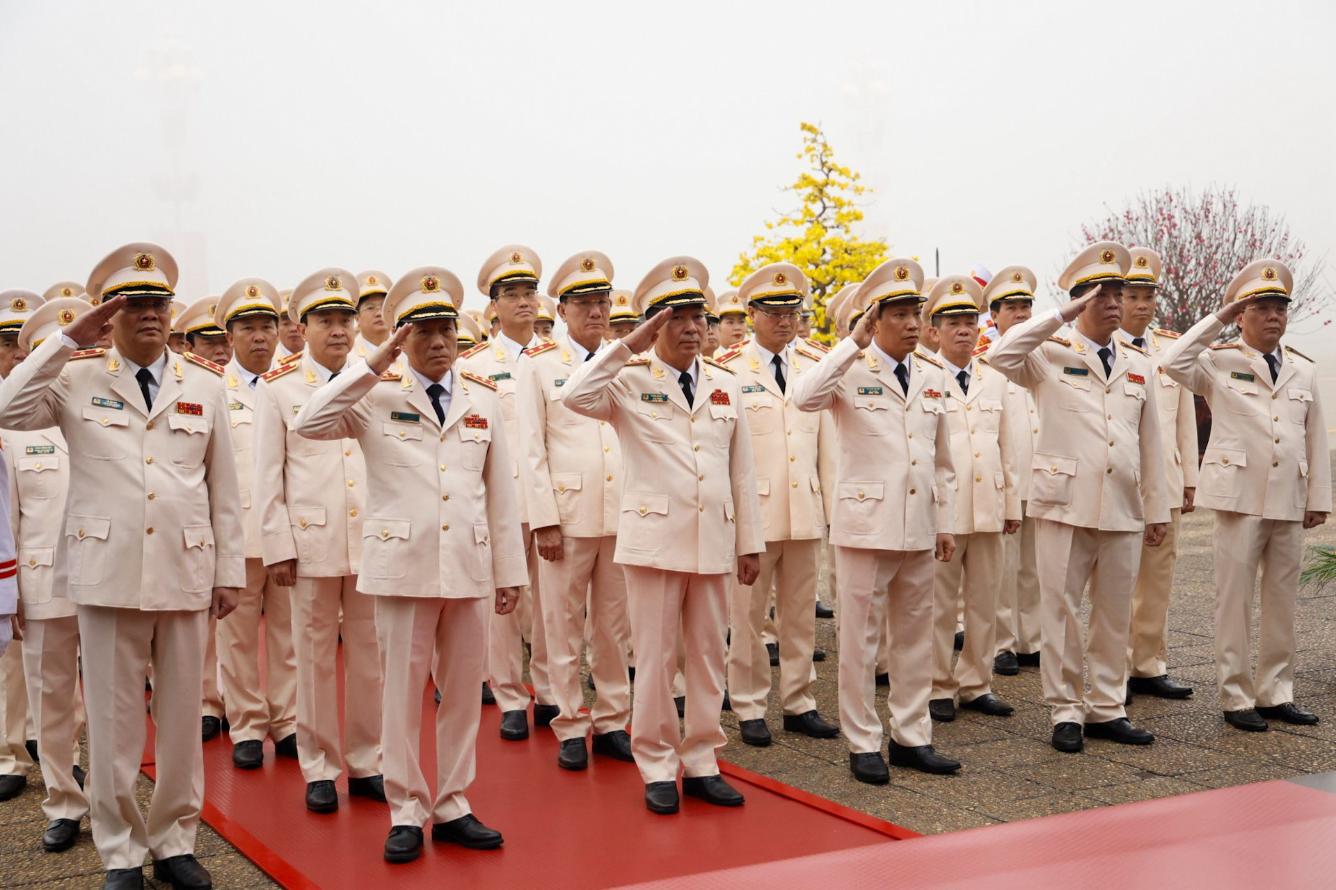 Đoàn đại biểu Đảng ủy Công an Trung ương và Bộ Công an thành kính tưởng nhớ Chủ tịch Hồ Chí Minh.