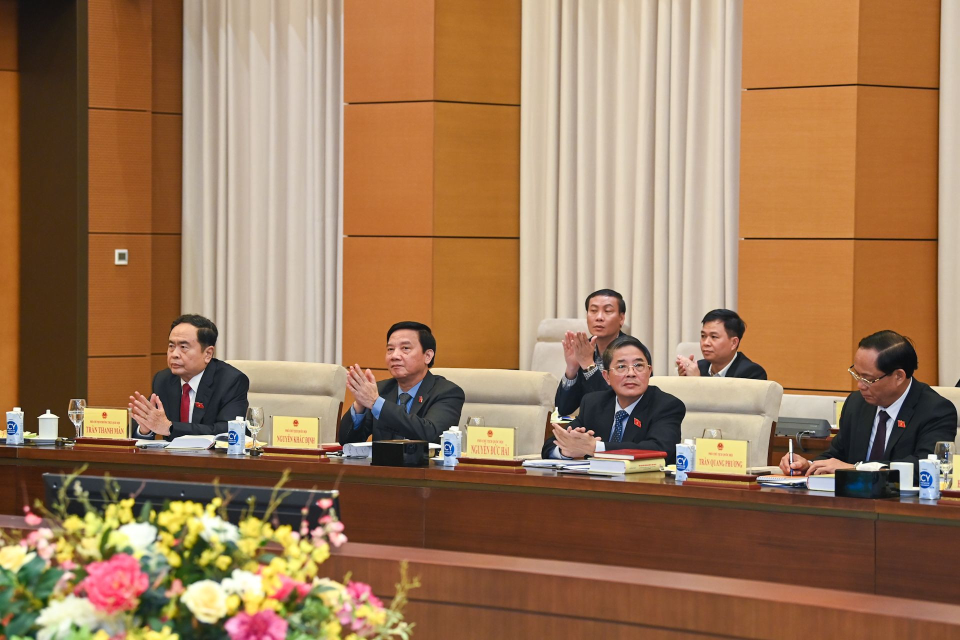 Phó Chủ tịch Thường trực Quốc hội Trần Thanh Mẫn và các Phó Chủ tịch Quốc hội cùng các đại biểu dự hội nghị.