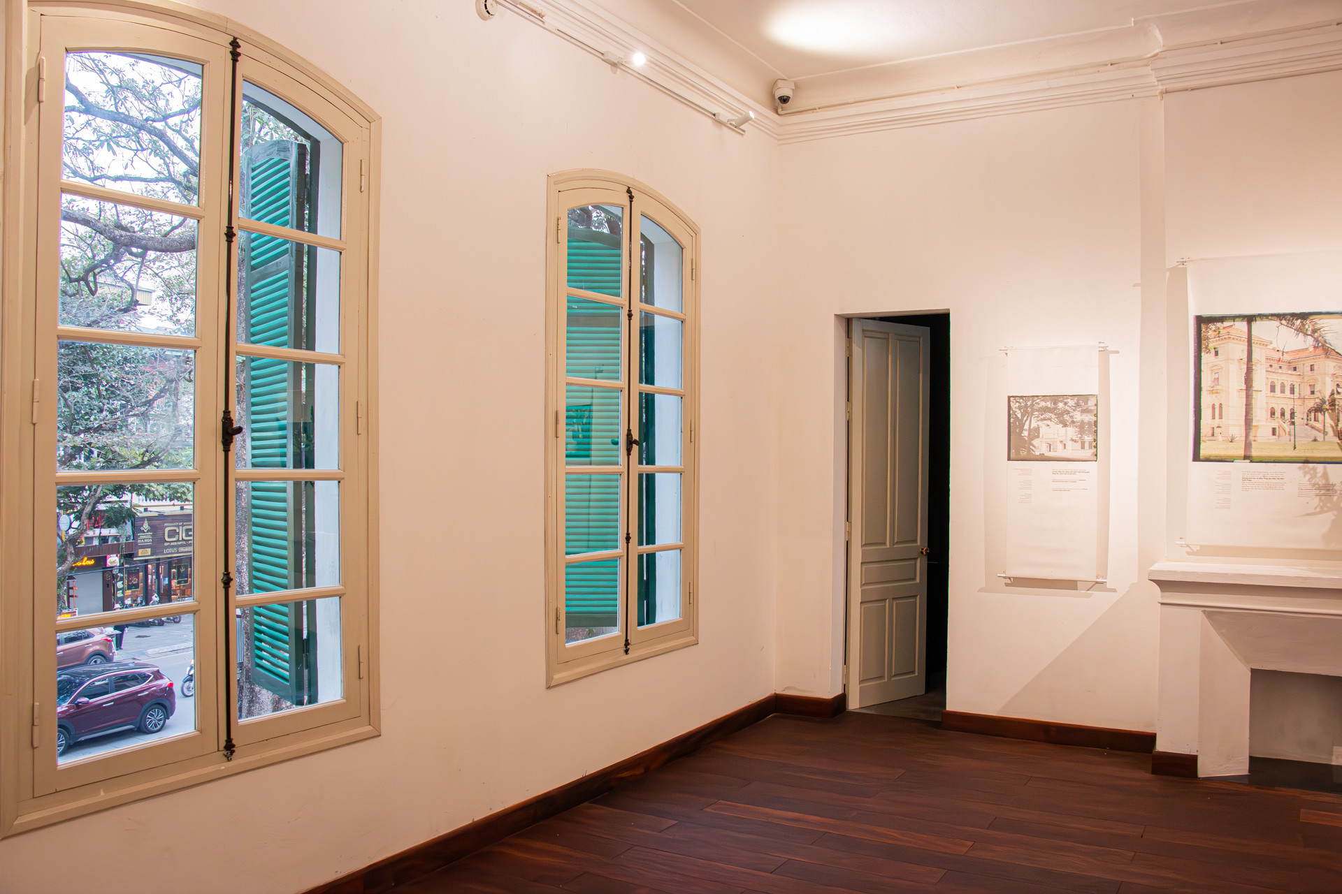 Điểm nhấn của tòa công trình là sở hữu hệ thống hàng chục ô cửa sổ lớn, có tầm nhìn thoáng đãng bao quát các tuyến phố xung quanh.