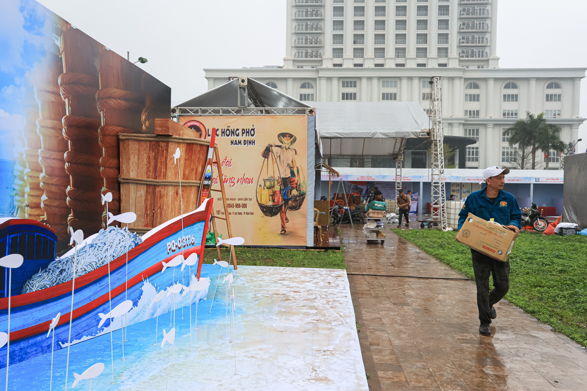 Để chuẩn bị cho công tác tổ chức Festival Phở 2024, Sở Văn hóa, Thể thao và Du lịch tỉnh Nam Định đã phối hợp chặt chẽ với các đơn vị liên quan lên phương án đón tiếp, bảo đảm an ninh, an toàn cho các đại biểu, khách mời và du khách tham dự sự kiện; chú trọng đến công tác vệ sinh an toàn thực phẩm, an toàn giao thông, an toàn điện lực.