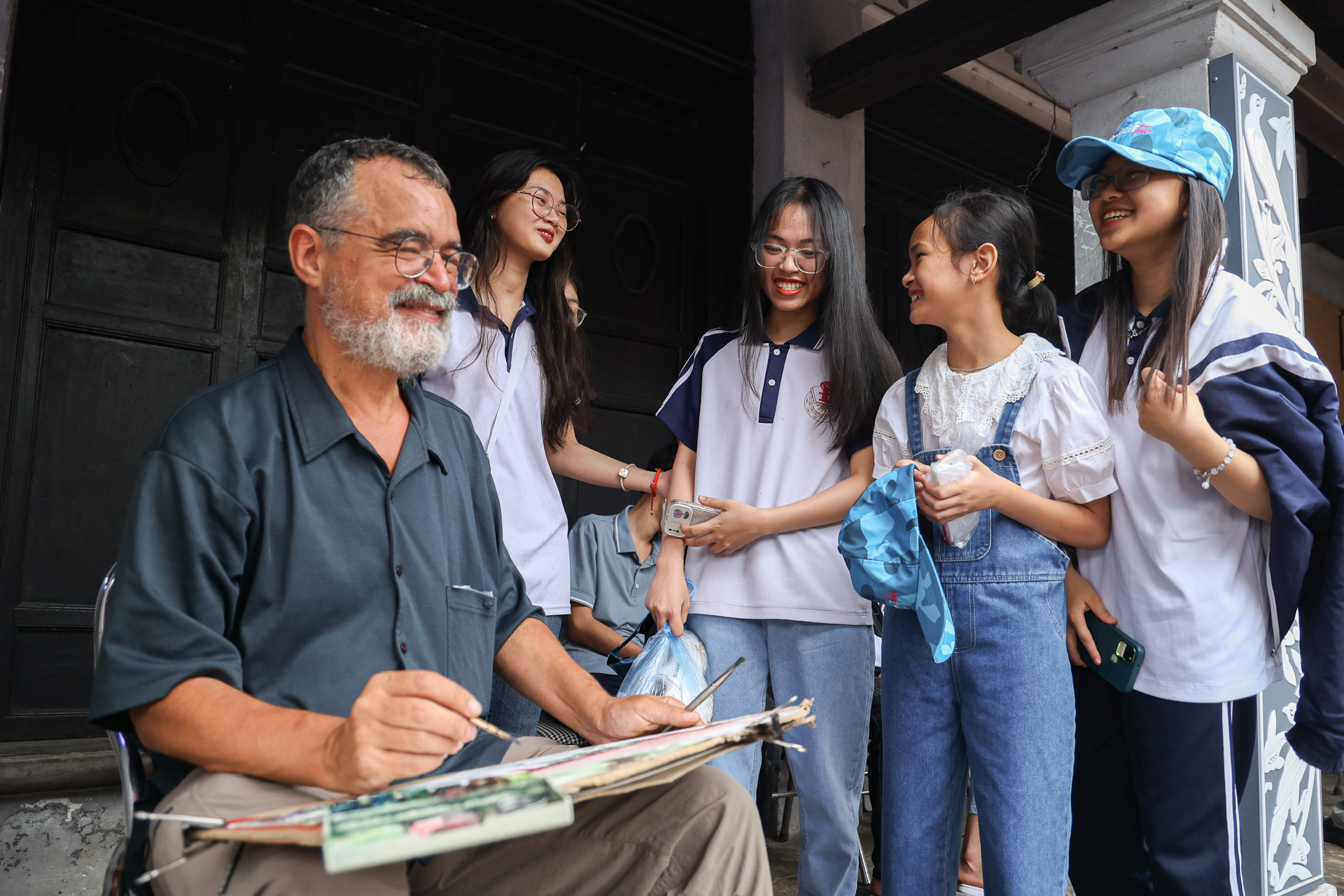 Các em học sinh thích thú khi bắt gặp vị "du khách" đang vẽ tranh tại Văn Miếu-Quốc Tử Giám. Các em học sinh thích thú khi bắt gặp vị "du khách" đang vẽ tranh tại Văn Miếu-Quốc Tử Giám.