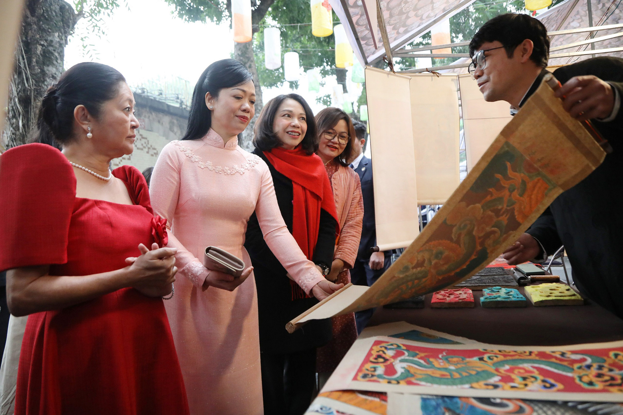 Tại phố bích họa Phùng Hưng, hai Phu nhân được nghe giới thiệu về dòng tranh dân gian Hàng Trống.