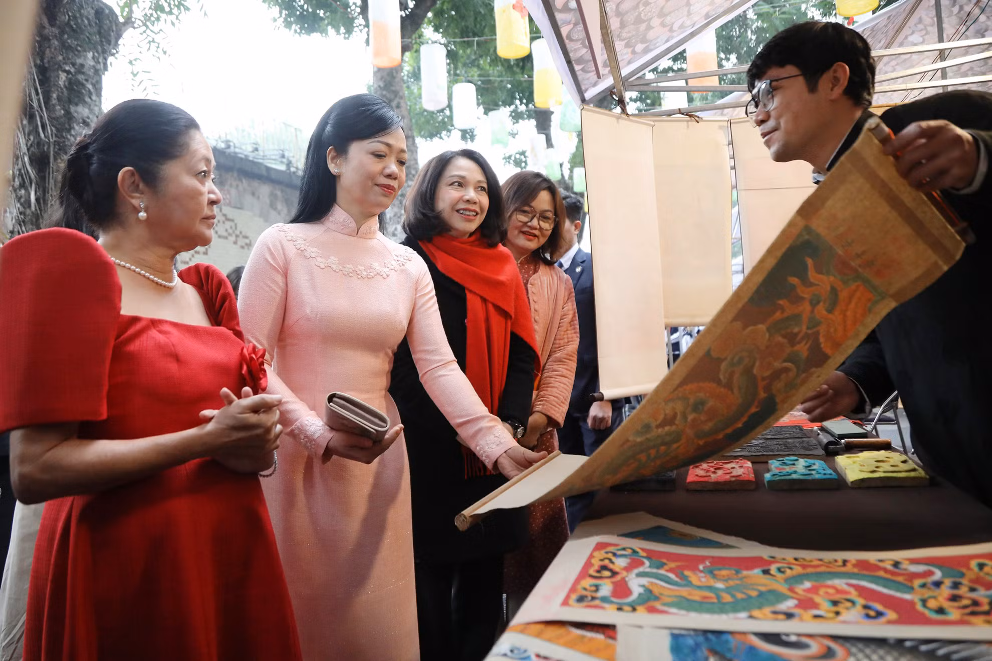 Tại phố bích họa Phùng Hưng, hai Phu nhân được nghe giới thiệu về dòng tranh dân gian Hàng Trống.