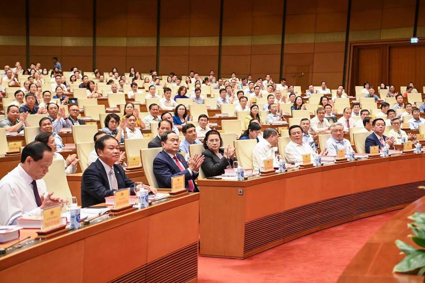 Chủ tịch Quốc hội Trần Thanh Mẫn và các đồng chí lãnh đạo, nguyên lãnh đạo Đảng, Nhà nước dự lễ ra mắt cuốn sách.