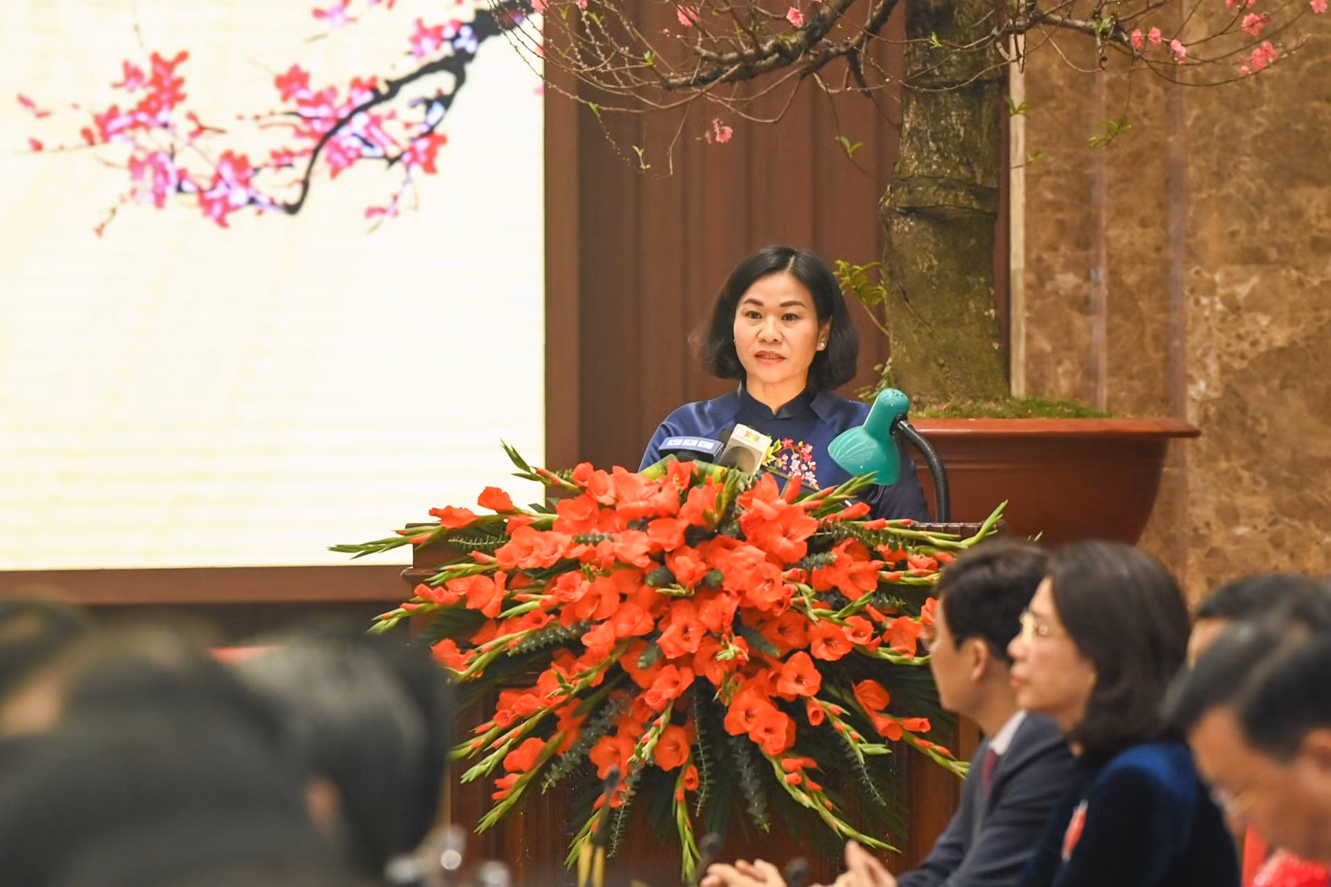 Phó Bí thư Thường trực Thành ủy Nguyễn Thị Tuyến báo cáo tại hội nghị.