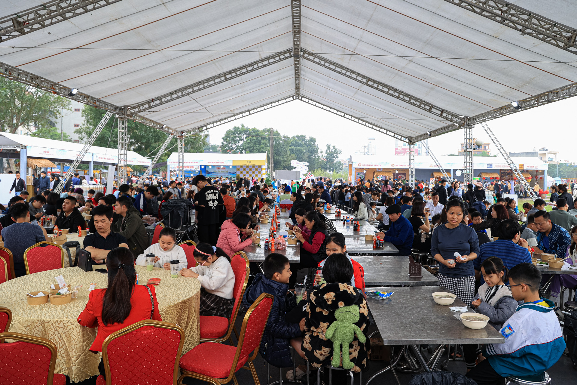 Theo Ban tổ chức, chỉ trong hơn một giờ sáng nay 16/3 đã có gần 5.000 bát phở được bán ra. Festival Phở năm 2024 tổ chức rất nhiều hoạt động hấp dẫn nhằm thúc đẩy quảng bá văn hóa phở, thu hút du khách đến tham quan.