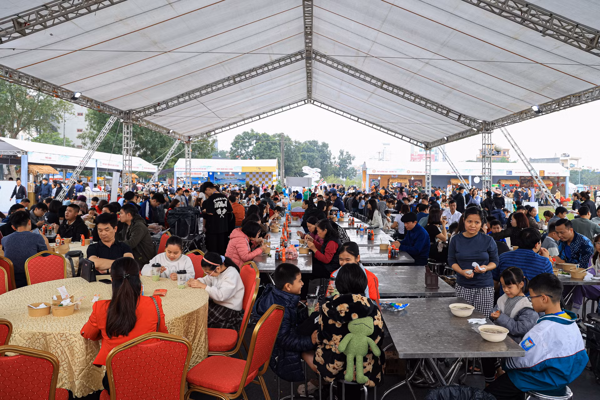 Theo Ban tổ chức, chỉ trong hơn một giờ sáng nay 16/3 đã có gần 5.000 bát phở được bán ra. Festival Phở năm 2024 tổ chức rất nhiều hoạt động hấp dẫn nhằm thúc đẩy quảng bá văn hóa phở, thu hút du khách đến tham quan.