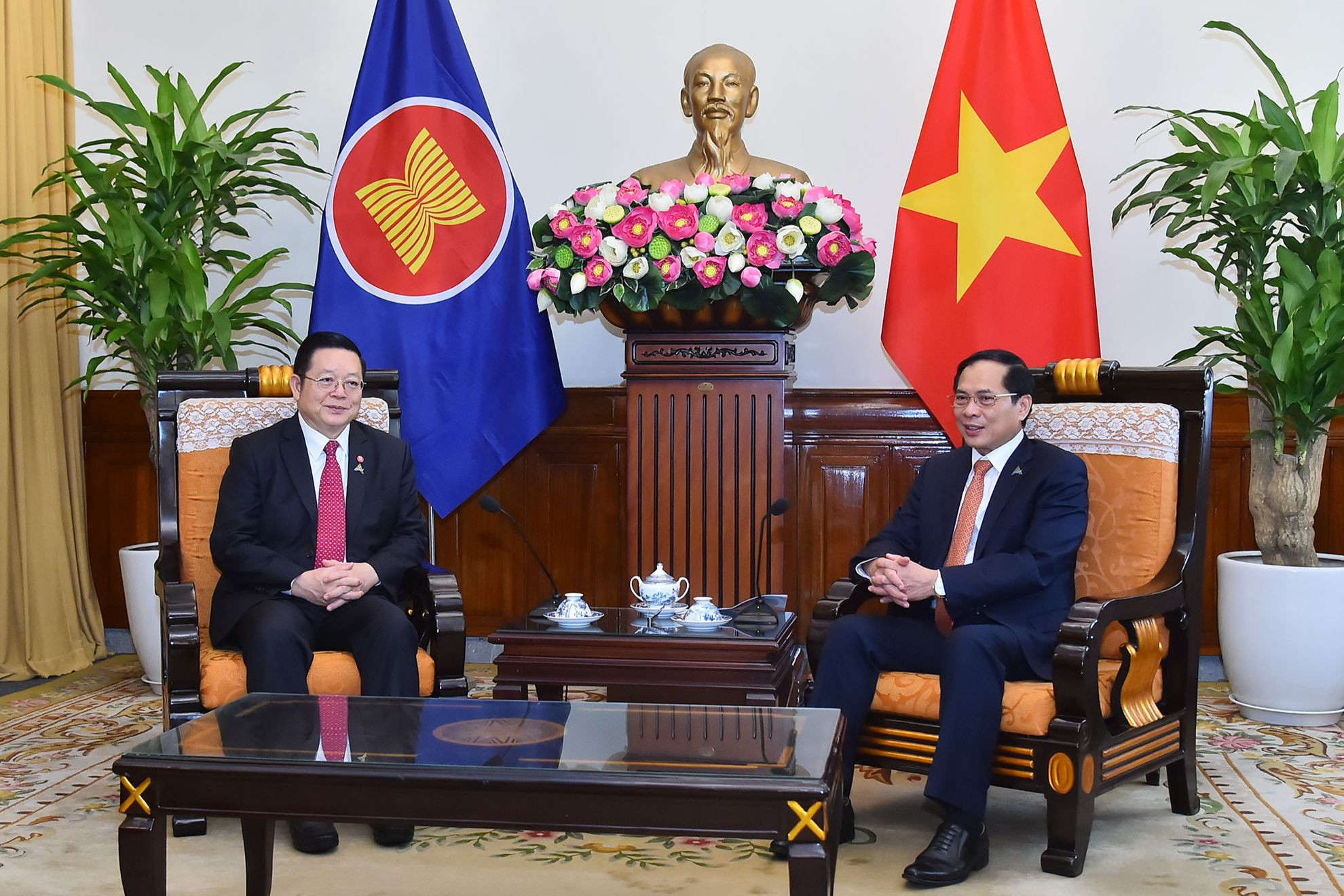 Bộ trưởng Ngoại giao Bùi Thanh Sơn tiếp Tổng Thư ký ASEAN Kao Kim Hourn.