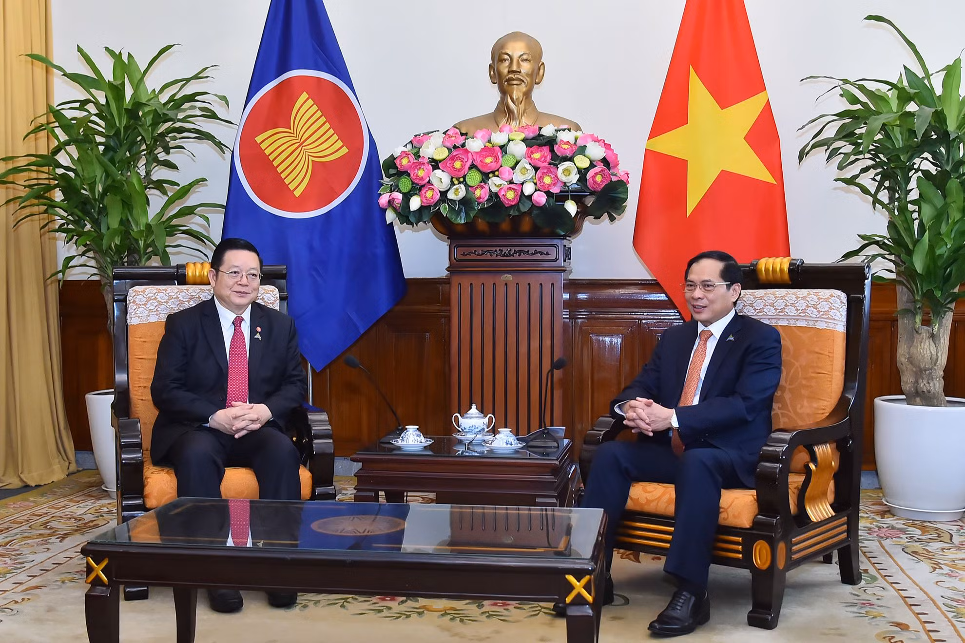 Bộ trưởng Ngoại giao Bùi Thanh Sơn tiếp Tổng Thư ký ASEAN Kao Kim Hourn.