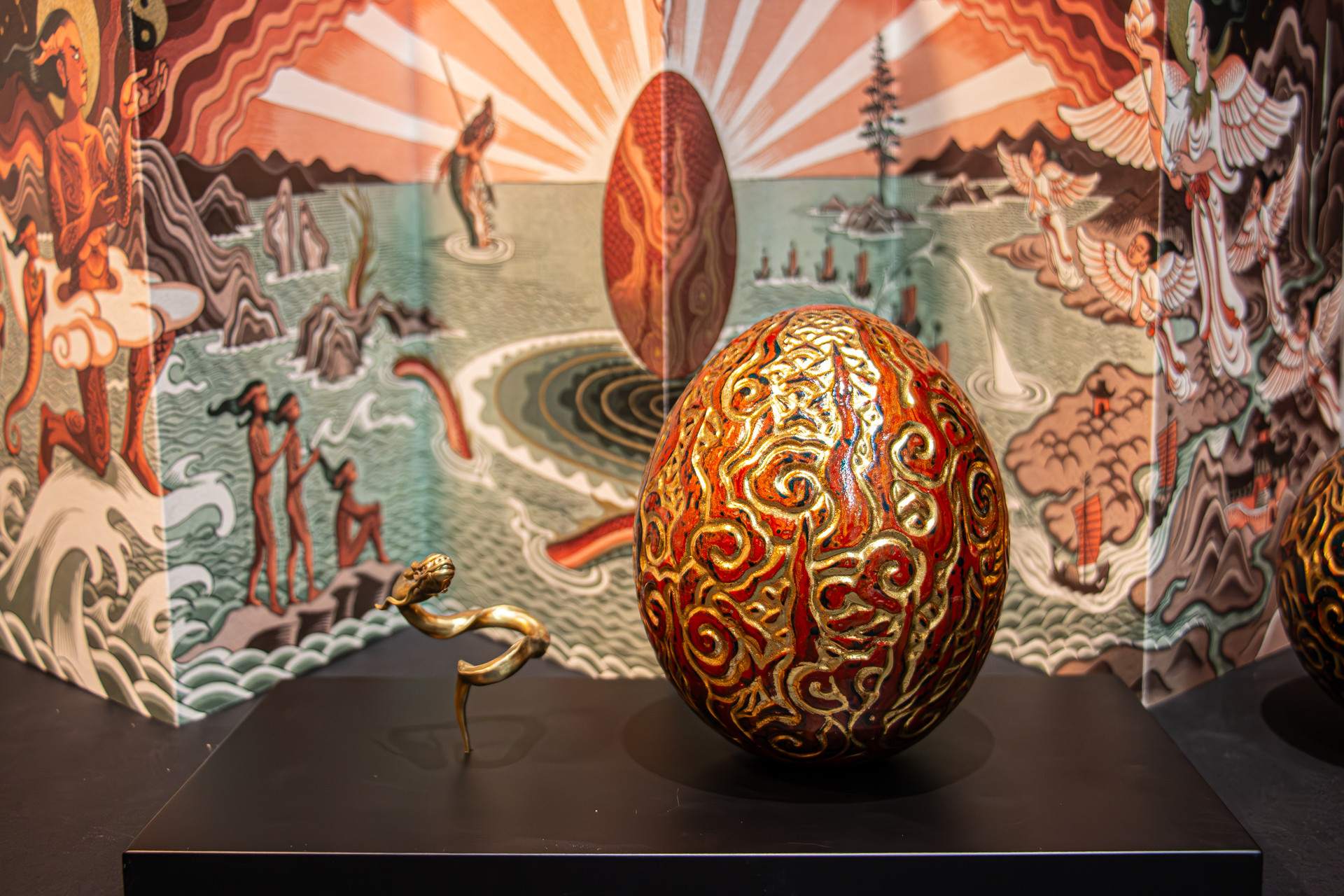 "Trứng Rồng" được làm bằng gỗ Hương cùng chất liệu sơn mài truyền thống. Vỏ trứng là hoa văn mây lửa cách điệu từ đồ án hoa văn trên bậc thềm đá Điện Kính Thiên-Bảo vật Quốc Gia tại Hoàng Thành Thăng Long. Những đám mây cuộn tròn cũng gợi ra hình ảnh rồng giống như rồng gặp mây, mây hóa rồng mà dân gian có câu: “Long Vân Khánh Hội”. Đó là lời cầu chúc cho mưa thuận gió hòa, mùa màng bội thu, may mắn và hanh thông.