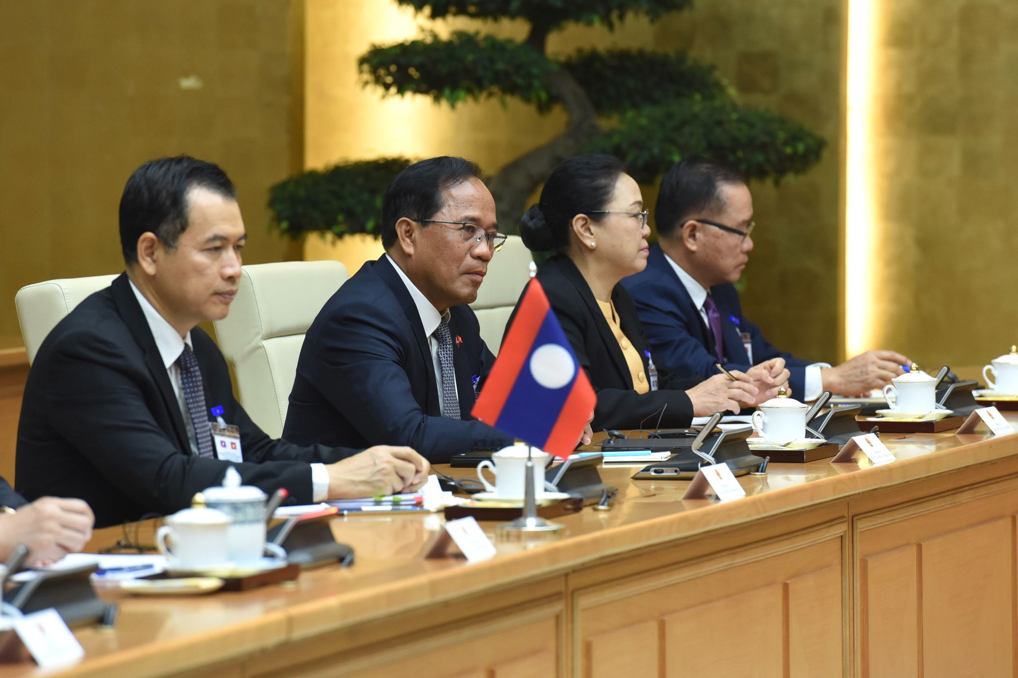 Các thành viên đi cùng đoàn với Thủ tướng Lào Sonexay Siphandone tham dự buổi làm việc.