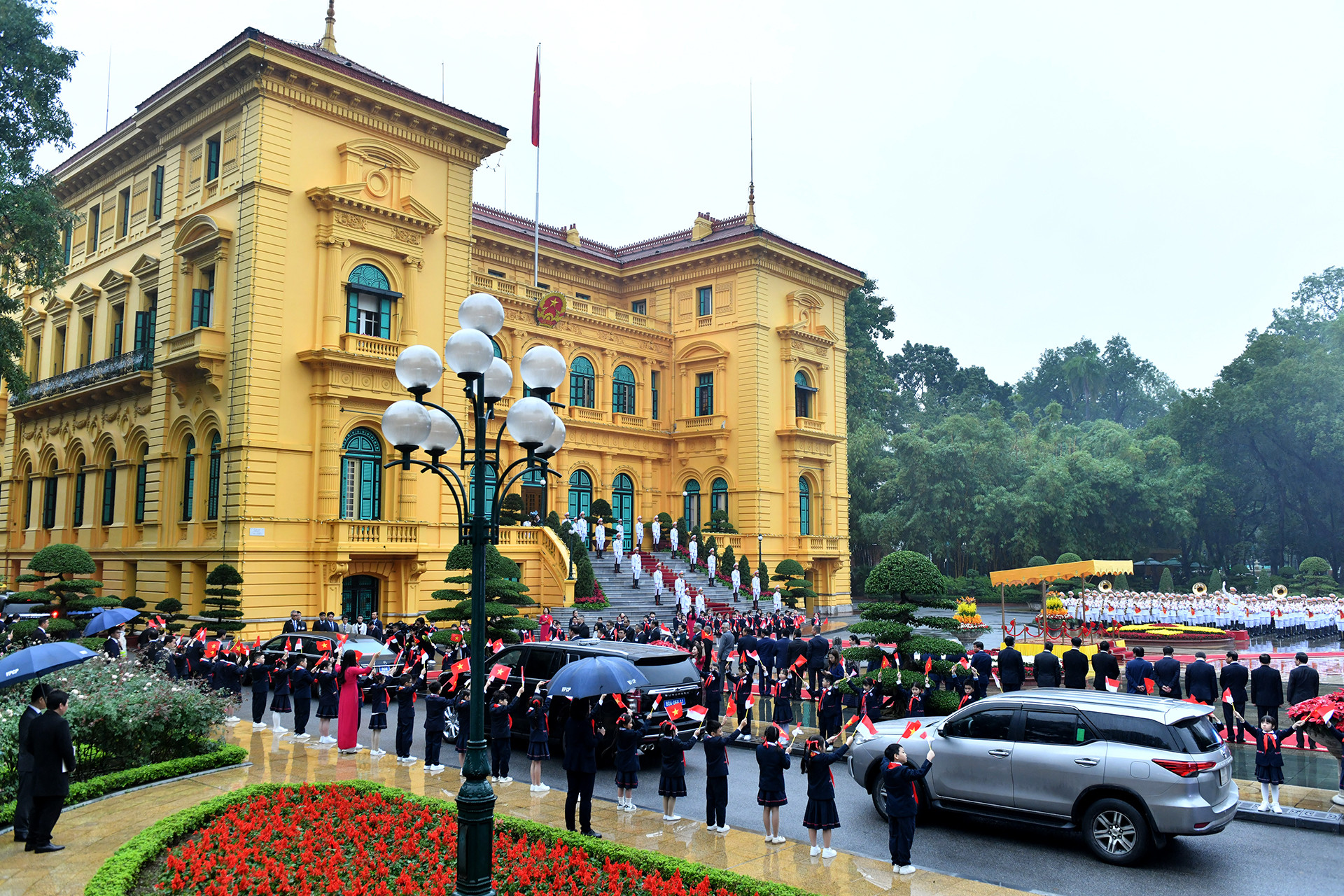 Quang cảnh lễ đón chính thức Tổng thống Cộng hòa Indonesia Joko Widodo thăm cấp Nhà nước tới Việt Nam.
