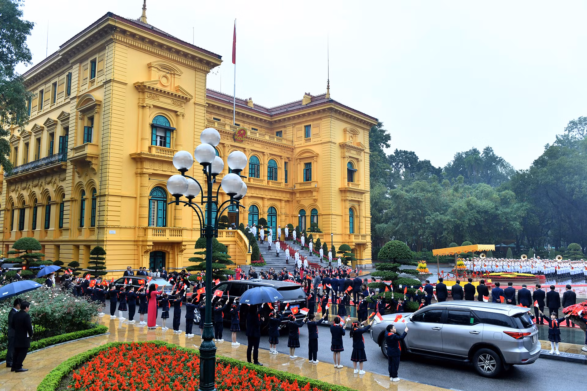 Quang cảnh lễ đón chính thức Tổng thống Cộng hòa Indonesia Joko Widodo thăm cấp Nhà nước tới Việt Nam.