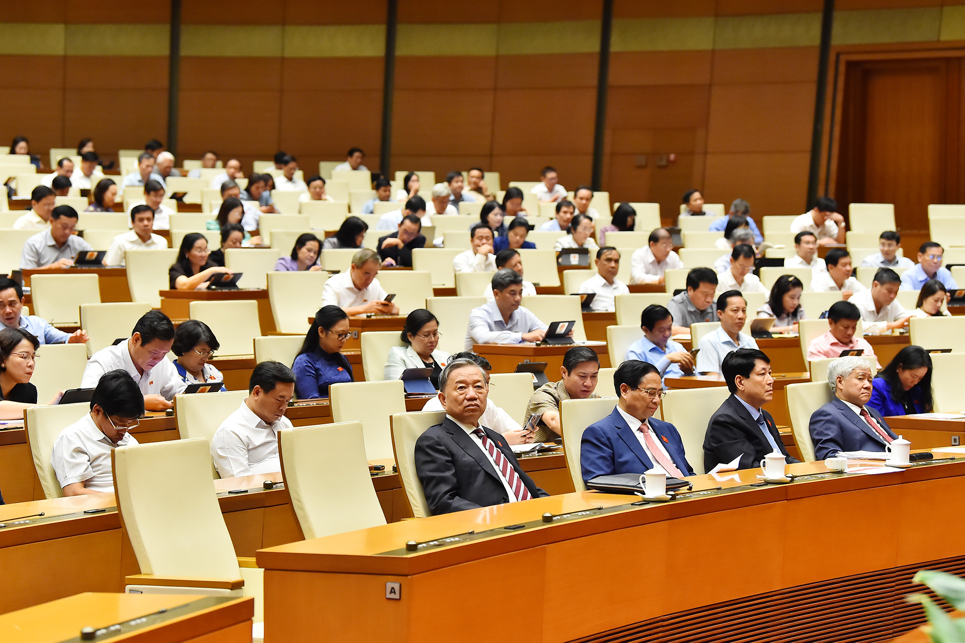 Chủ tịch nước Tô Lâm, Thủ tướng Phạm Minh Chính, Thường trực Ban Bí thư Lương Cường và Chủ tịch Ủy ban Trung ương Mặt trận Tổ quốc Việt Nam Đỗ Văn Chiến và các đại biểu Quốc hội dự phiên họp chiều 6/6.