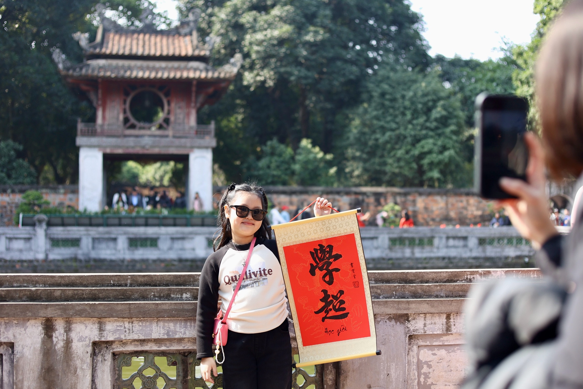 Bên cạnh việc xin chữ, người dân cũng tranh thủ tham quan và chụp ảnh lưu niệm tại Văn Miếu trong dịp đầu năm mới.