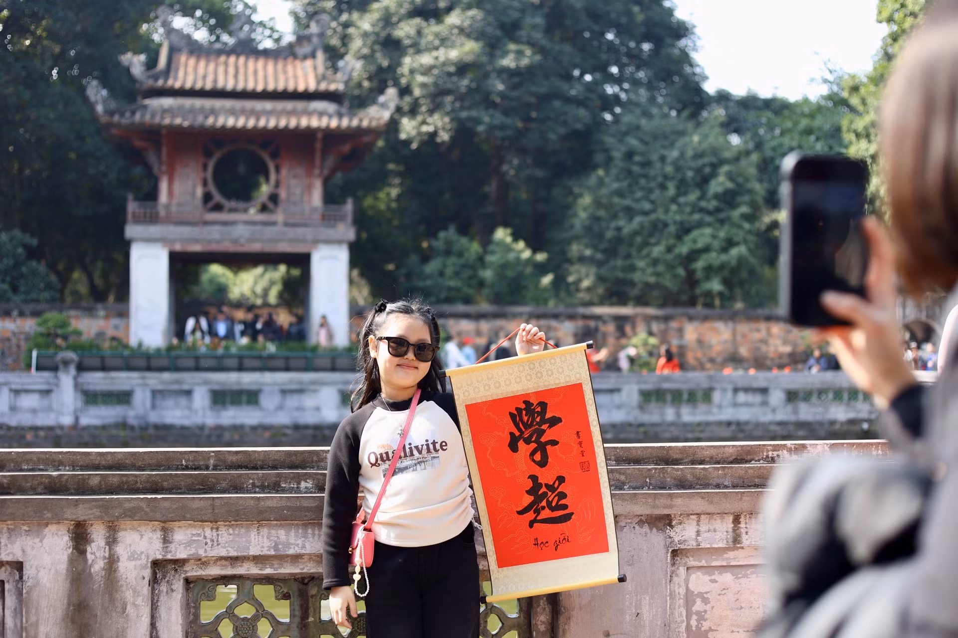 Bên cạnh việc xin chữ, người dân cũng tranh thủ tham quan và chụp ảnh lưu niệm tại Văn Miếu trong dịp đầu năm mới.