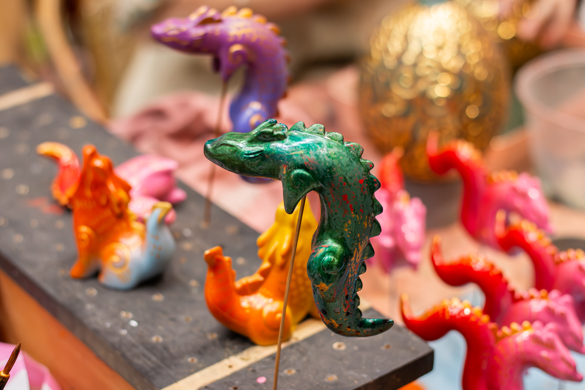 Với cảm hứng bắt nguồn từ trò chơi dân gian tò he, bộ sản phẩm sẽ có hai chú "tiểu long" uốn lượn được vẽ biểu cảm, cắm trên que đồng và có thể bày tùy biến trên đế sơn mài hoặc “ngồi” ngay cạnh mọi người ở bất kỳ đâu: ngoắc trên màn hình máy tính, trên miệng cốc, bình cắm hoa, lơ lửng trên giá sách hay một bức vách nào đó một cách thật vui nhộn.