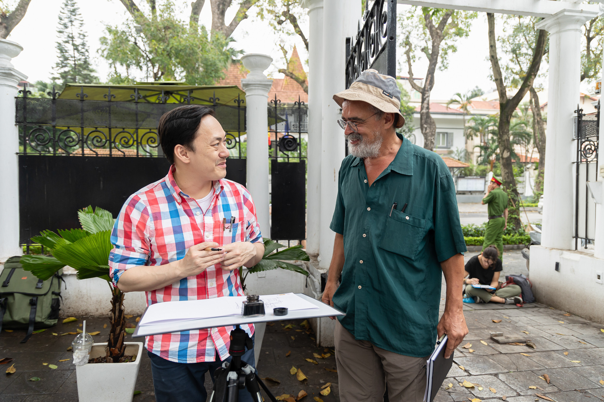 Họa sĩ người Tây Ban Nha khuyến khích các học viên tham gia workshop vẽ tranh bằng cách sử dụng nhiều chất liệu khác nhau, thay vì dùng các cách vẽ sở trường. Họa sĩ người Tây Ban Nha khuyến khích các học viên tham gia workshop vẽ tranh bằng cách sử dụng nhiều chất liệu khác nhau, thay vì dùng các cách vẽ sở trường.