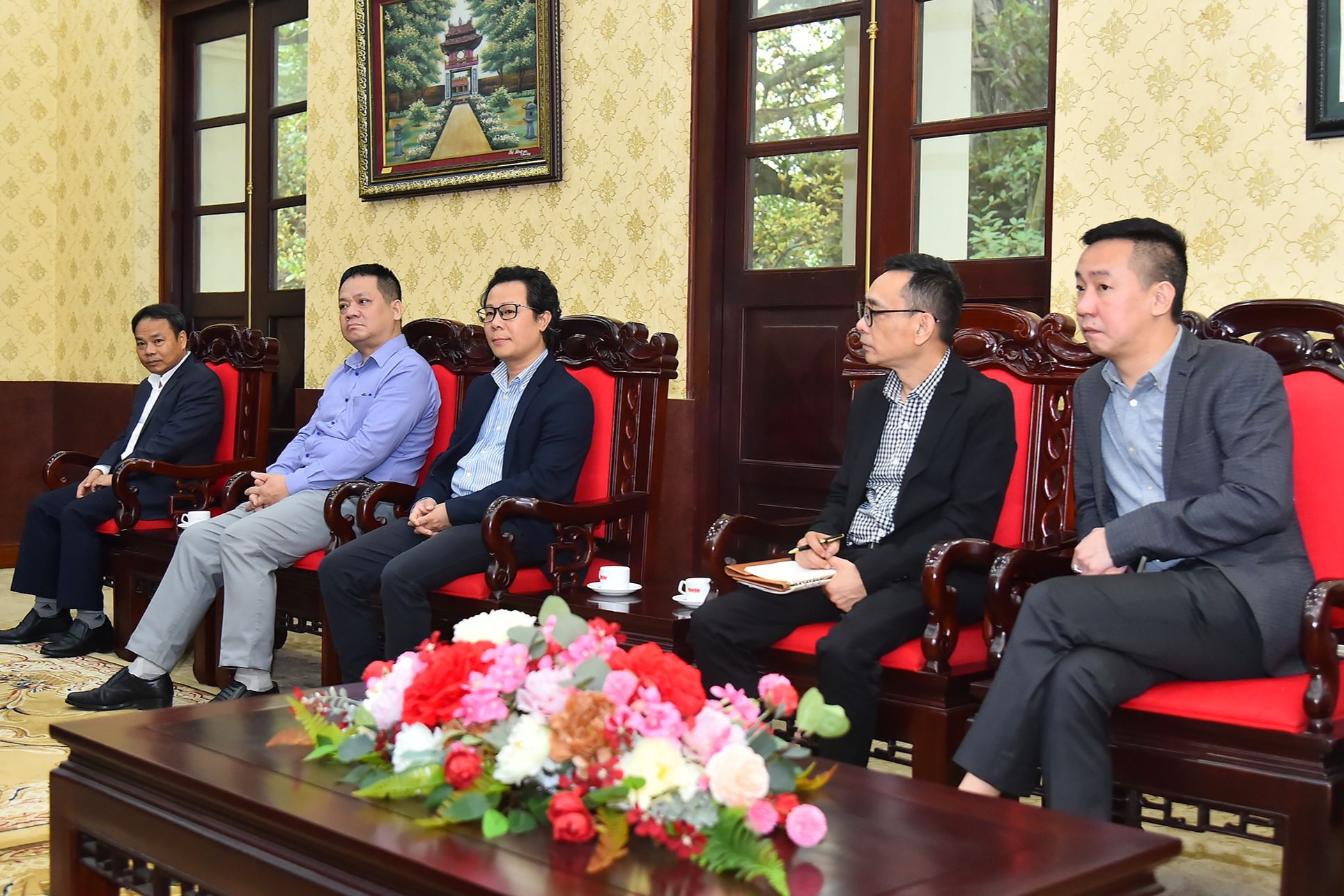 Phó Tổng Biên tập Đinh Như Hoan cùng lãnh đạo các đơn vị Báo Nhân Dân tham dự buổi tiếp.