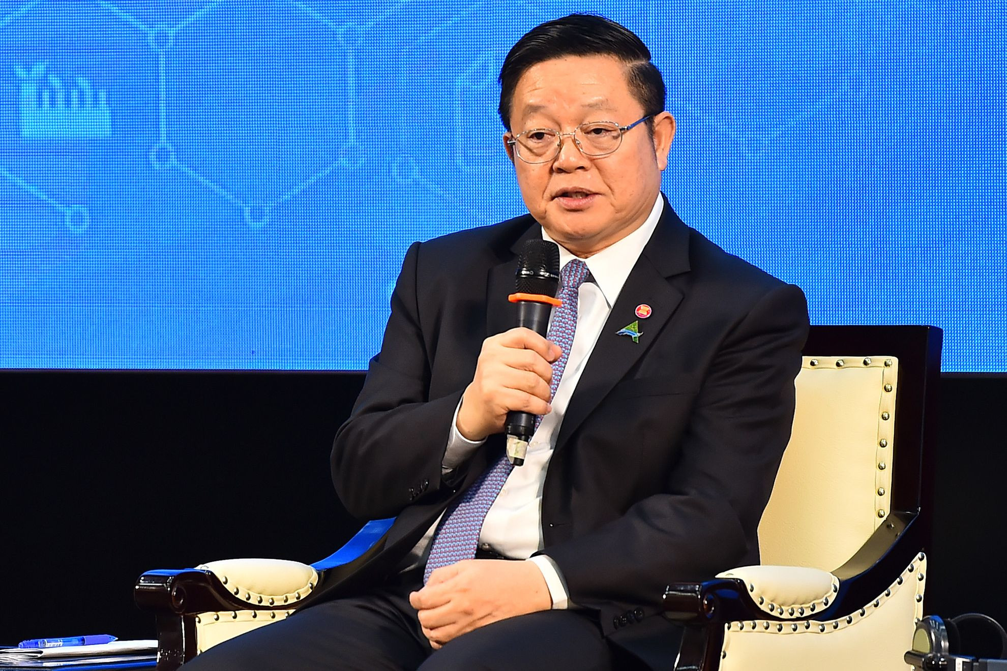 Tổng Thư ký ASEAN Kao Kim Hourn trả lời các câu hỏi của thanh niên ASEAN tại buổi đối thoại.