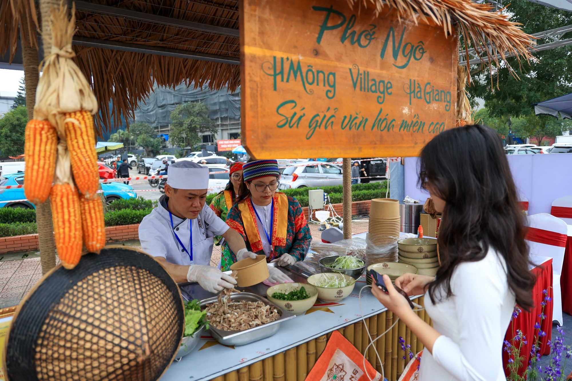 Phở ngô là món ăn độc đáo, đậm tính sáng tạo của người dân vùng cao nguyên đá Hà Giang với sợi phở có màu vàng óng đặc trưng.