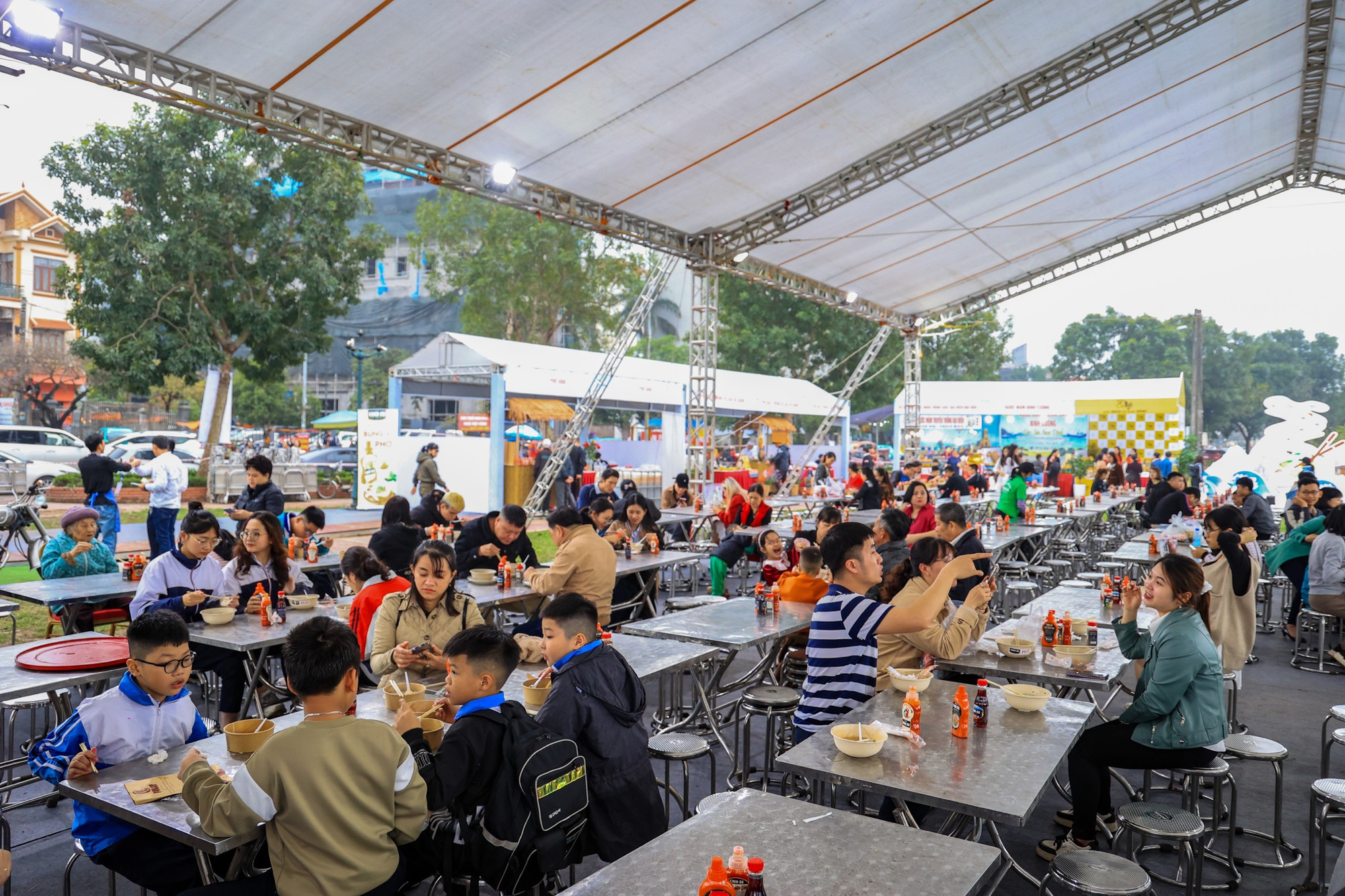 Trong 3 ngày (15-17/3), Festival Phở năm 2024 tổ chức rất nhiều hoạt động thúc đẩy quảng bá văn hóa phở như: Chương trình “Đi tìm hương vị phở Việt” quy tụ hơn 50 gian hàng của các doanh nghiệp, thương hiệu tham gia trình diễn, thúc đẩy quảng bá hình ảnh và thương hiệu; Tọa đàm “Con đường Phở Việt và sợi Phở”; 2 hoạt động quảng diễn hấp dẫn du khách với chủ đề “Tinh hoa Phở Việt”: quảng diễn “Hương vị phở Việt”, quảng diễn “Sợi phở Việt”; đêm nhạc trẻ “Phở trong tôi”,…