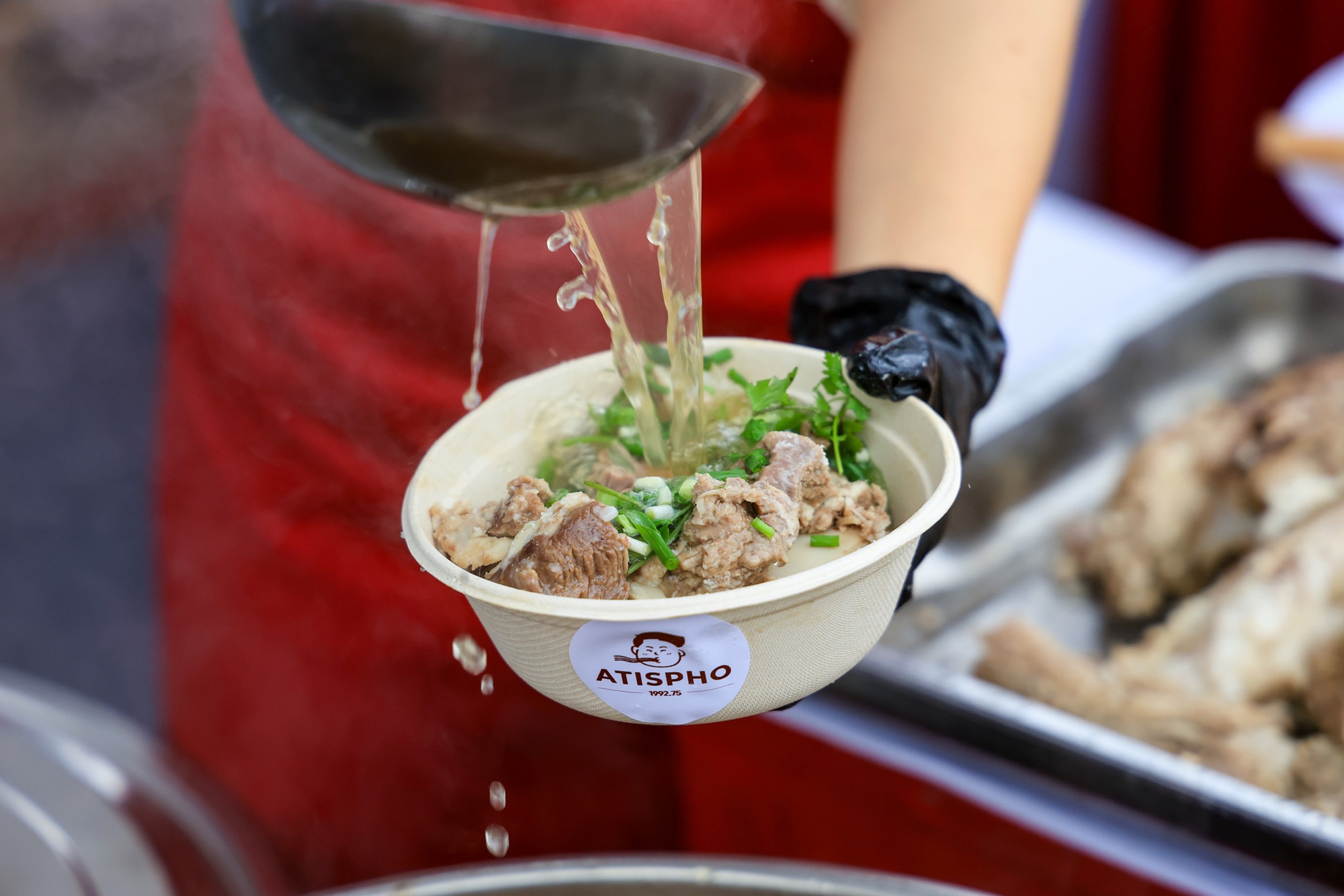 Những bát phở tươi ngon, nóng hổi mang các hương vị đặc trưng của các vùng miền trên tổ quốc được chế biến trực tiếp và phục vụ khách hàng tại Festival Phở 2024.